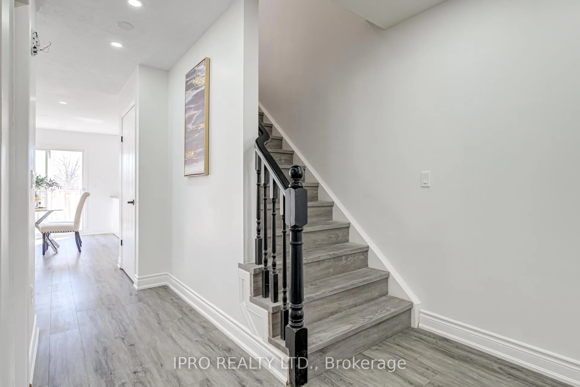 Photo 28 of 552 Dansbury Drive, Waterloo — HOMEH