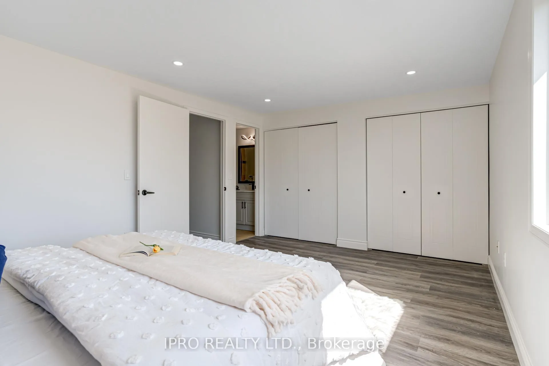 Photo 33 of 552 Dansbury Drive, Waterloo — HOMEH
