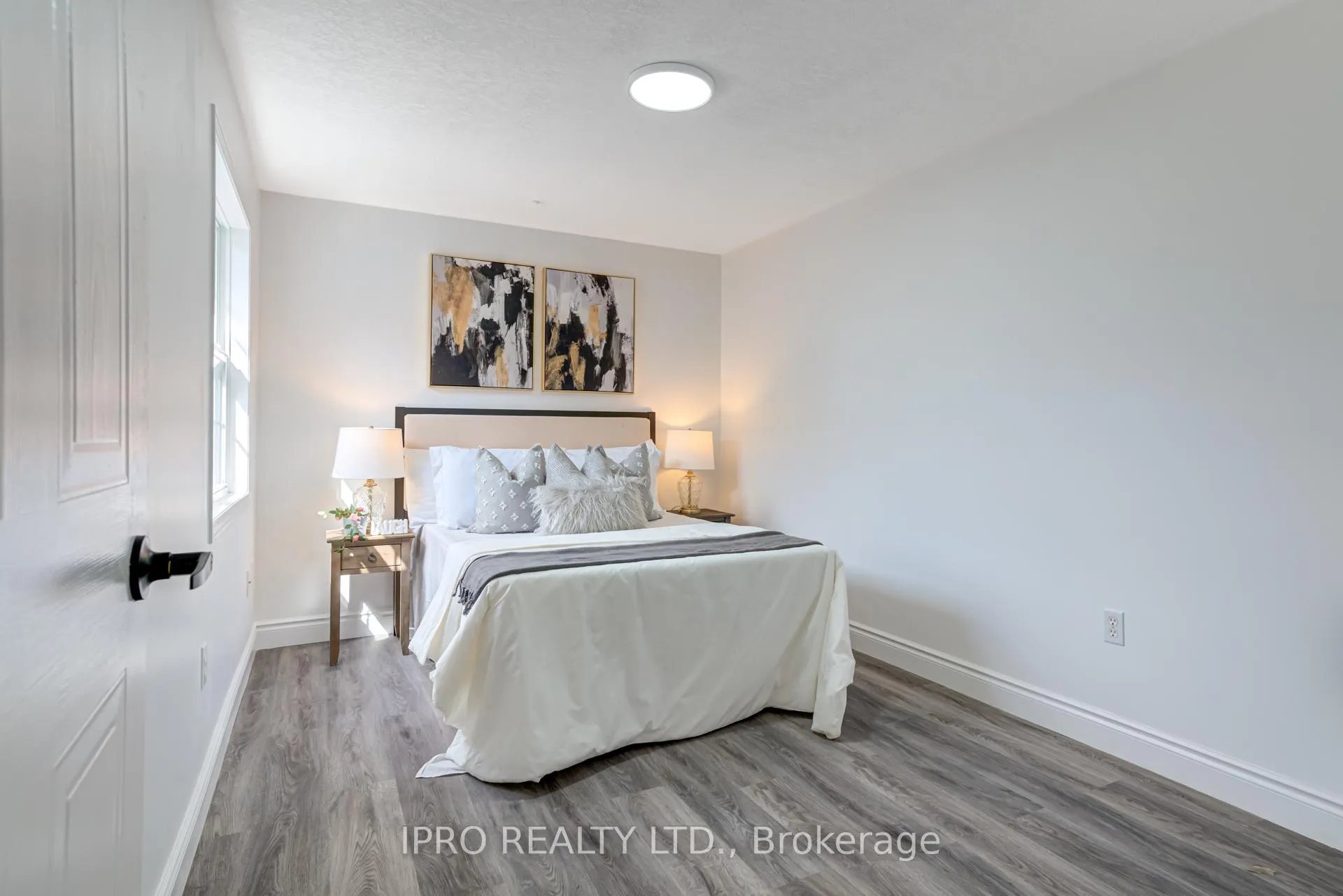 Photo 35 of 552 Dansbury Drive, Waterloo — HOMEH