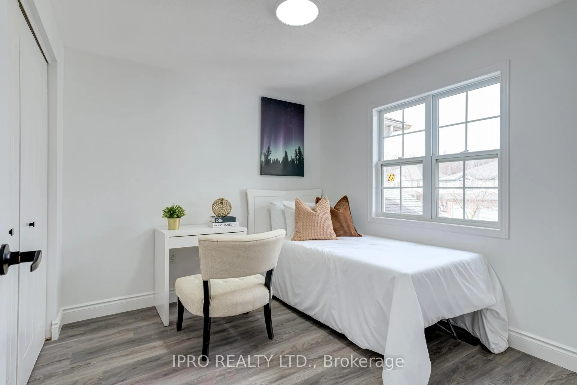 Photo 37 of 552 Dansbury Drive, Waterloo — HOMEH