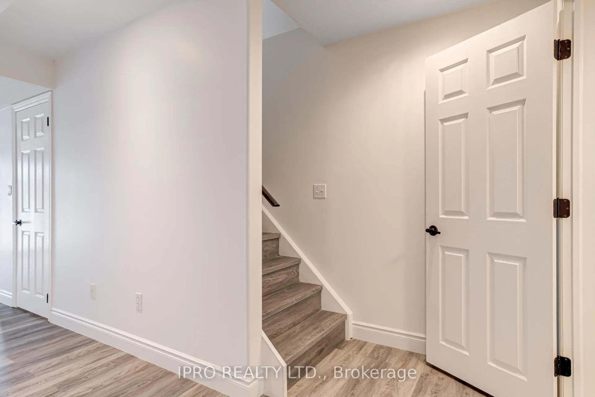 Photo 41 of 552 Dansbury Drive, Waterloo — HOMEH