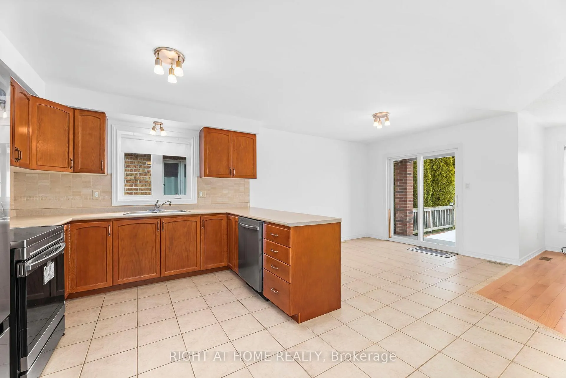 Photo 11 of 56 Elmwood Avenue, Brock, Beaverton — HOMEH