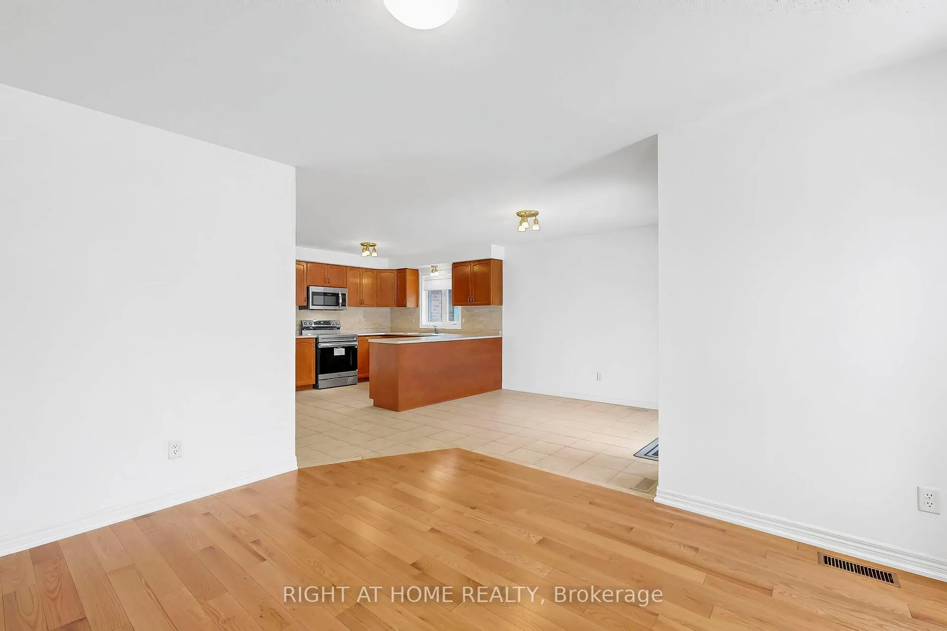 Photo 14 of 56 Elmwood Avenue, Brock, Beaverton — HOMEH