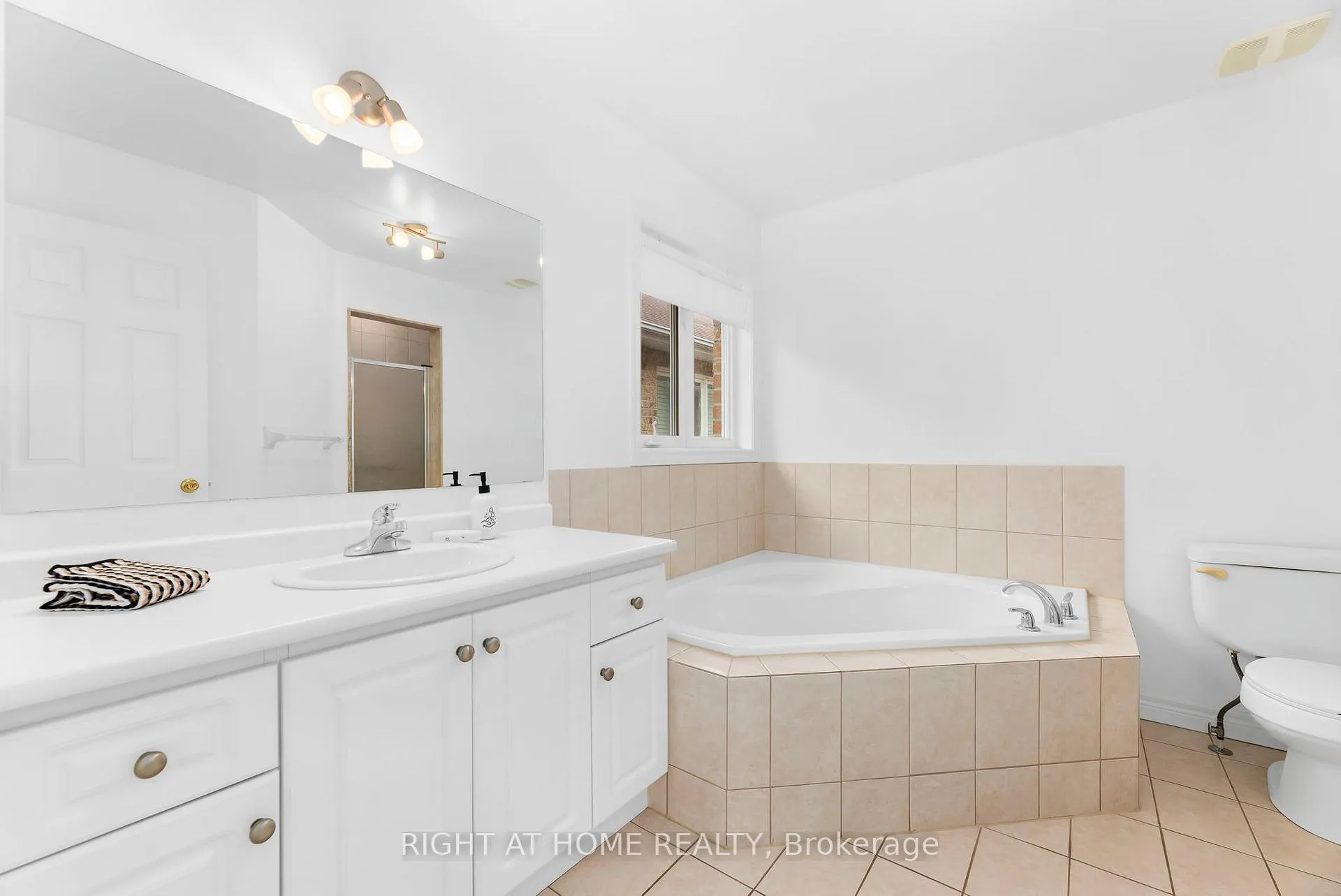Photo 20 of 56 Elmwood Avenue, Brock, Beaverton — HOMEH