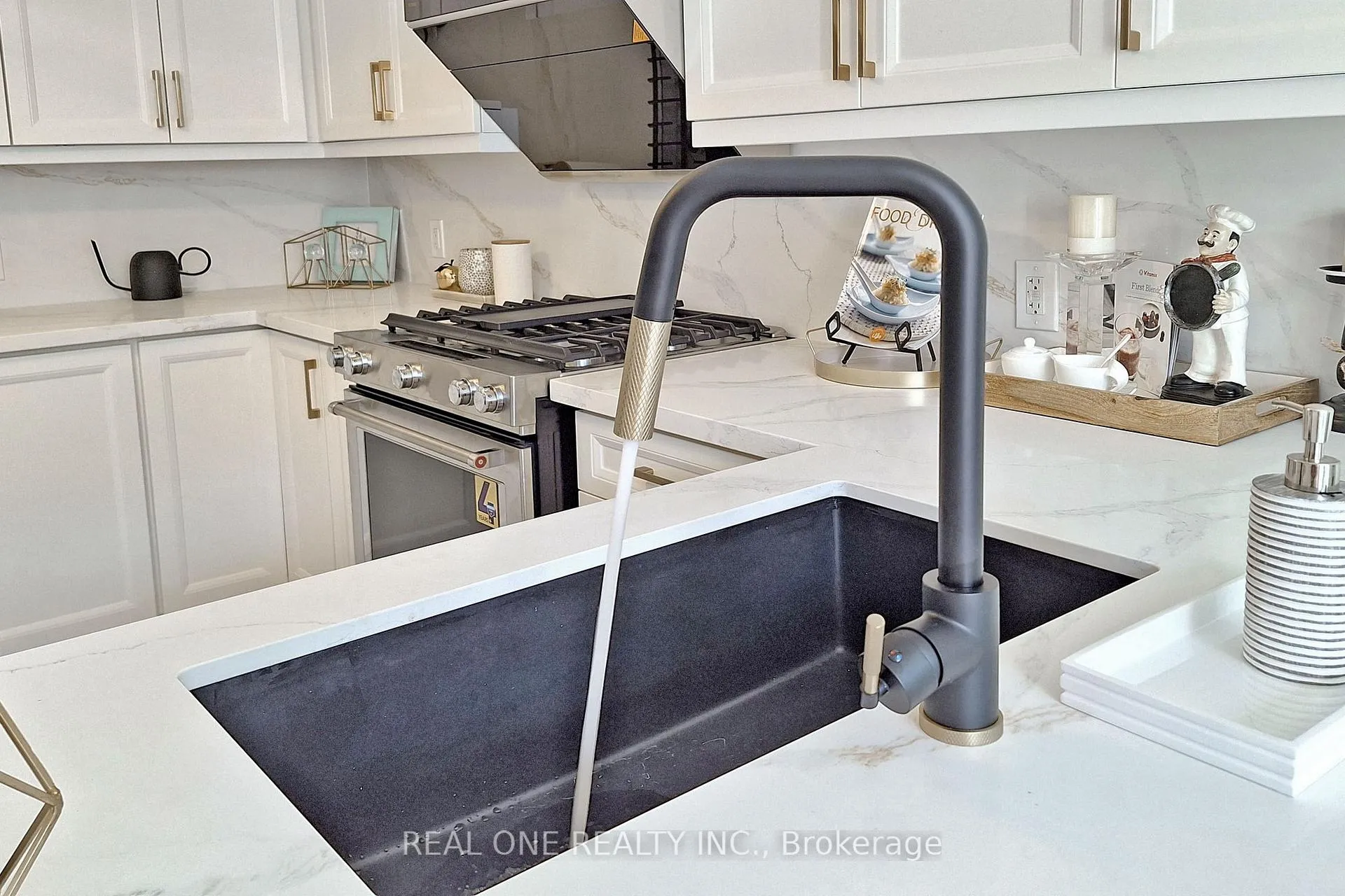 Photo 10 of 125 Joseph Hartman Crescent, Aurora, Rural Aurora — HOMEH