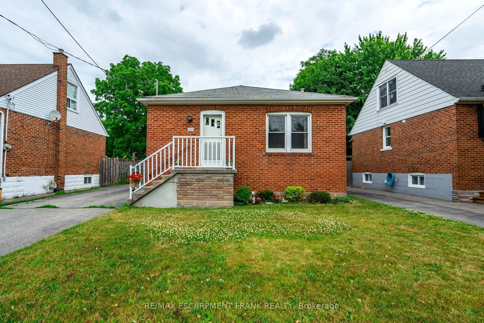 Photo 2 of 209 East 13TH Street, Hamilton, Inch Park — HOMEH