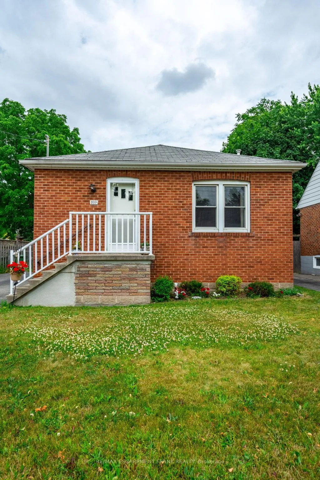 Photo 3 of 209 East 13TH Street, Hamilton, Inch Park — HOMEH