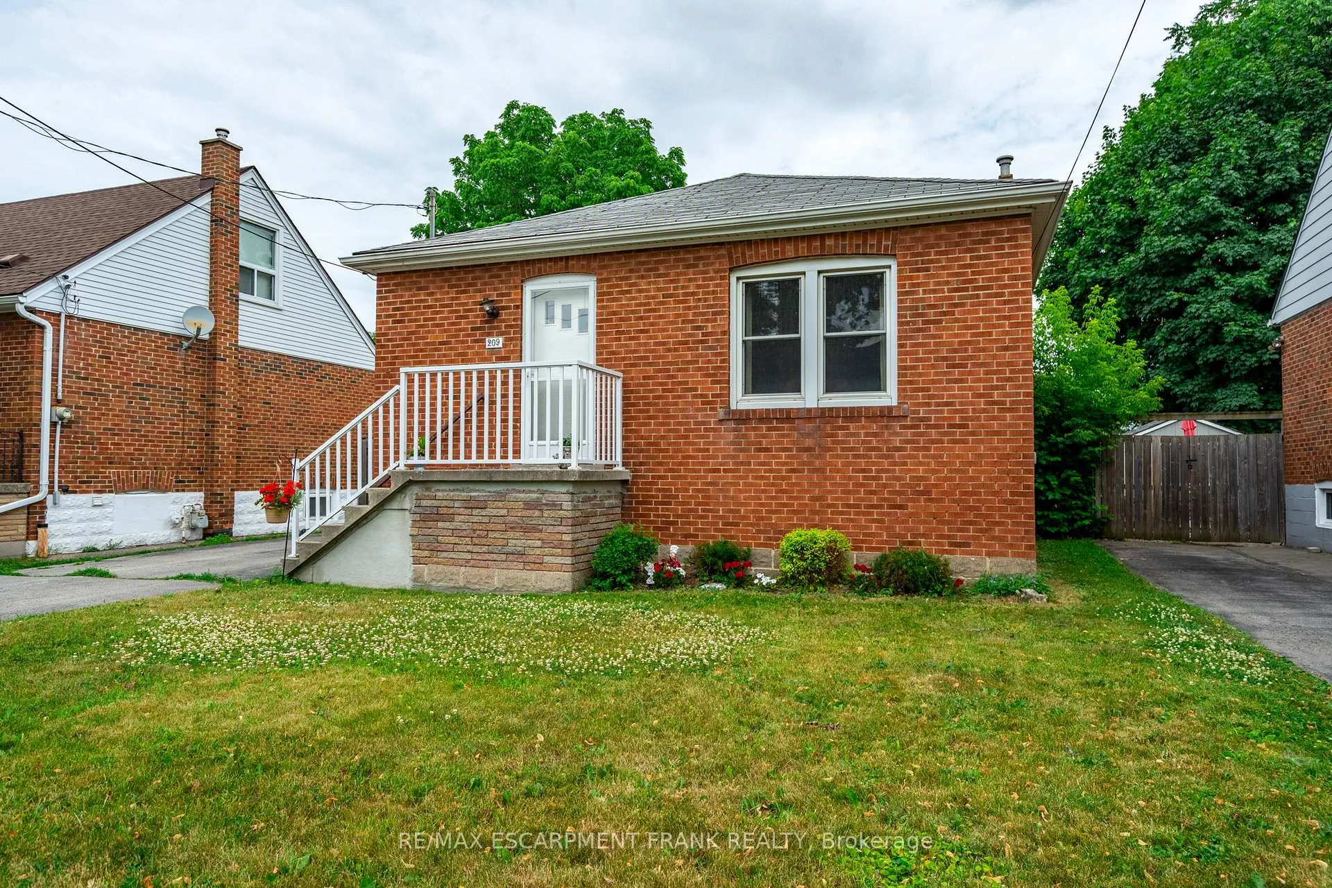Photo 4 of 209 East 13TH Street, Hamilton, Inch Park — HOMEH