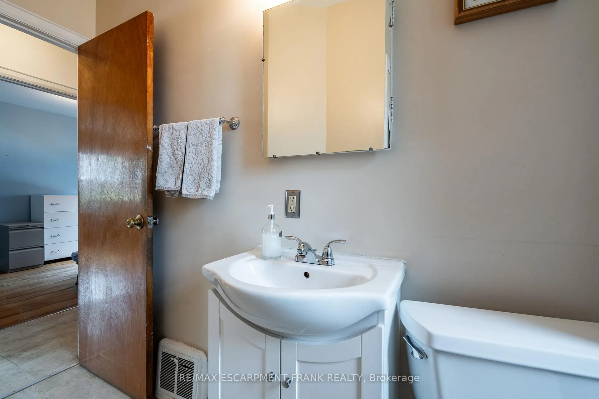 Photo 15 of 209 East 13TH Street, Hamilton, Inch Park — HOMEH