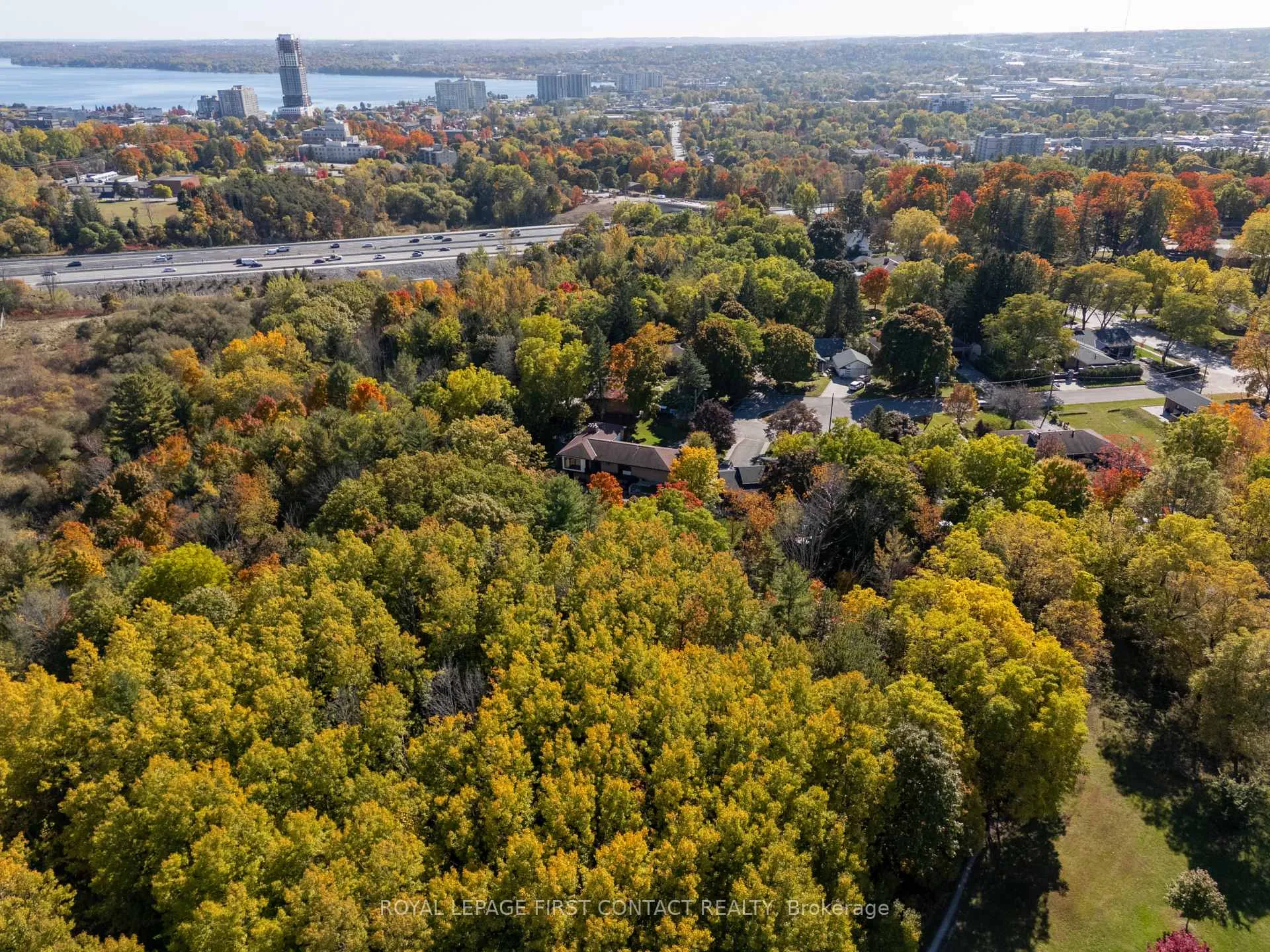 Photo 5 of 4 Brookdale Drive, Barrie, Sunnidale — HOMEH