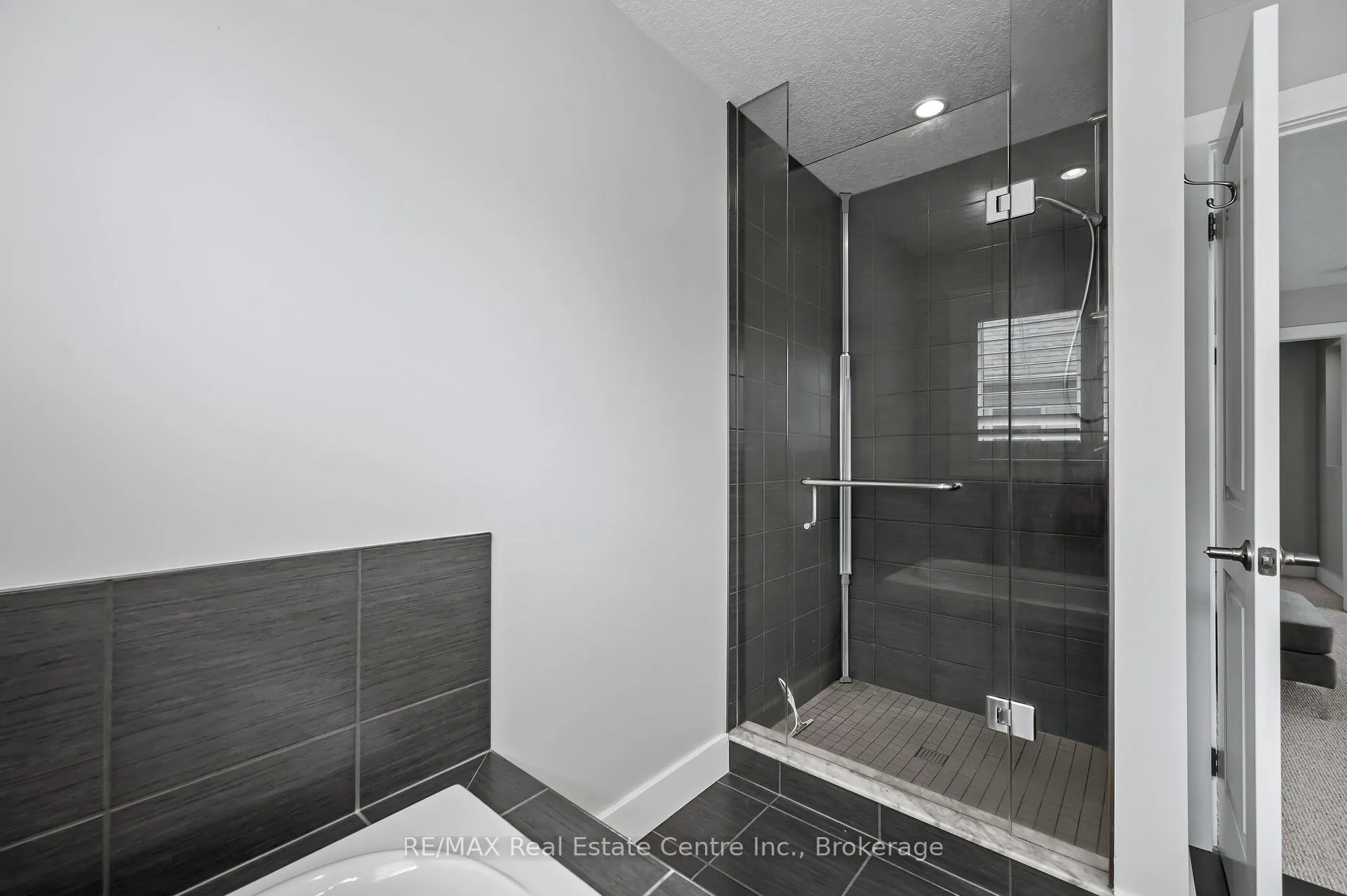 Photo 24 of 50 Eden Oak Trail, Kitchener — HOMEH