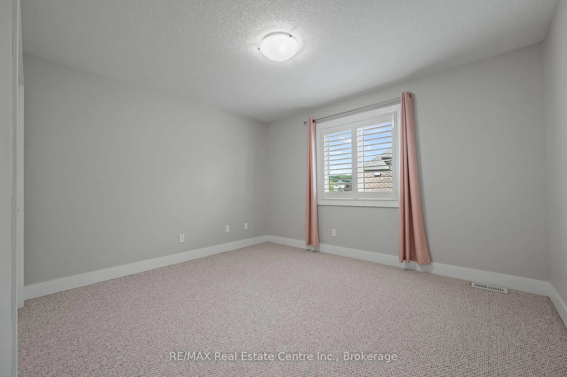 Photo 28 of 50 Eden Oak Trail, Kitchener — HOMEH