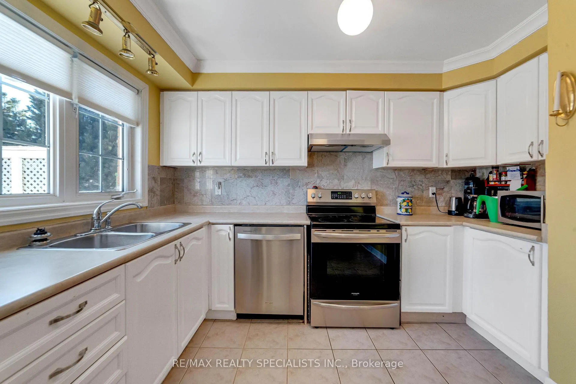 Photo 13 of 18 Sherbo Crescent, Brampton, Fletcher's Meadow — HOMEH