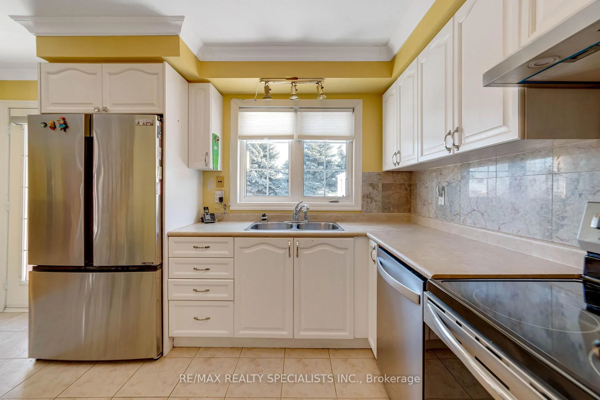 Photo 14 of 18 Sherbo Crescent, Brampton, Fletcher's Meadow — HOMEH