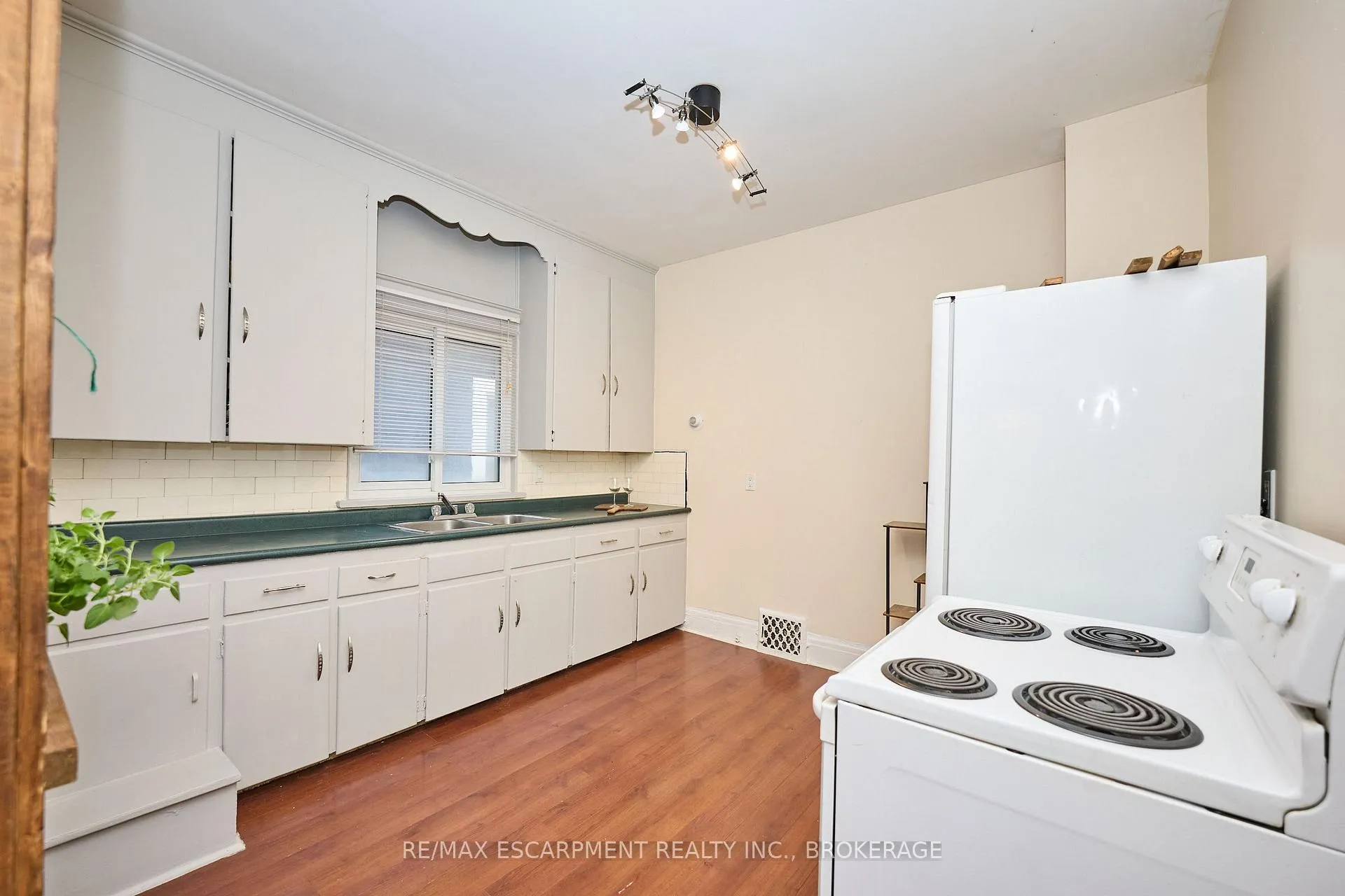 Photo 18 of 47 Lowell Avenue, St. Catharines, Downtown — HOMEH