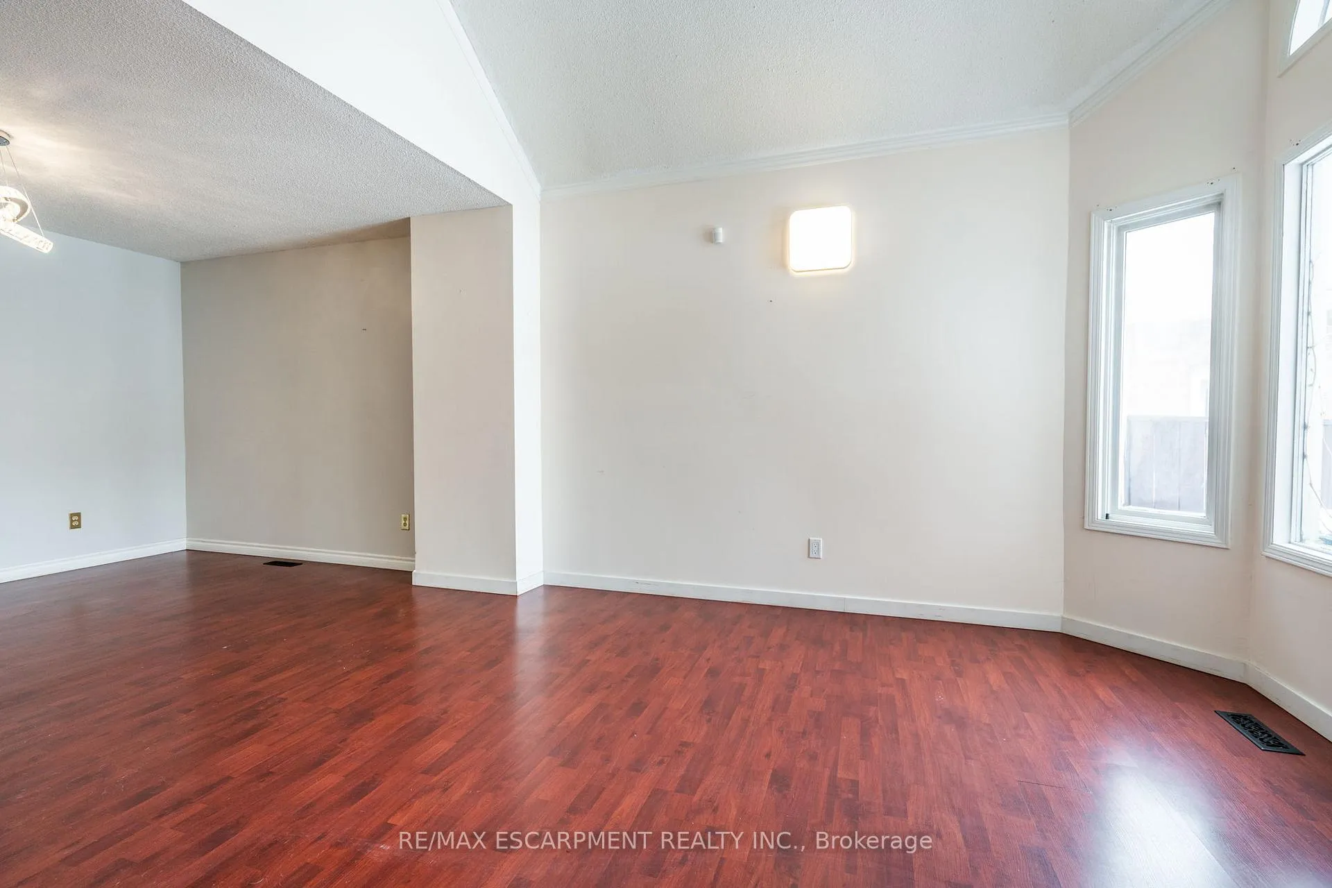Photo 5 of 104 Lord Simcoe Drive, Brampton, Westgate — HOMEH