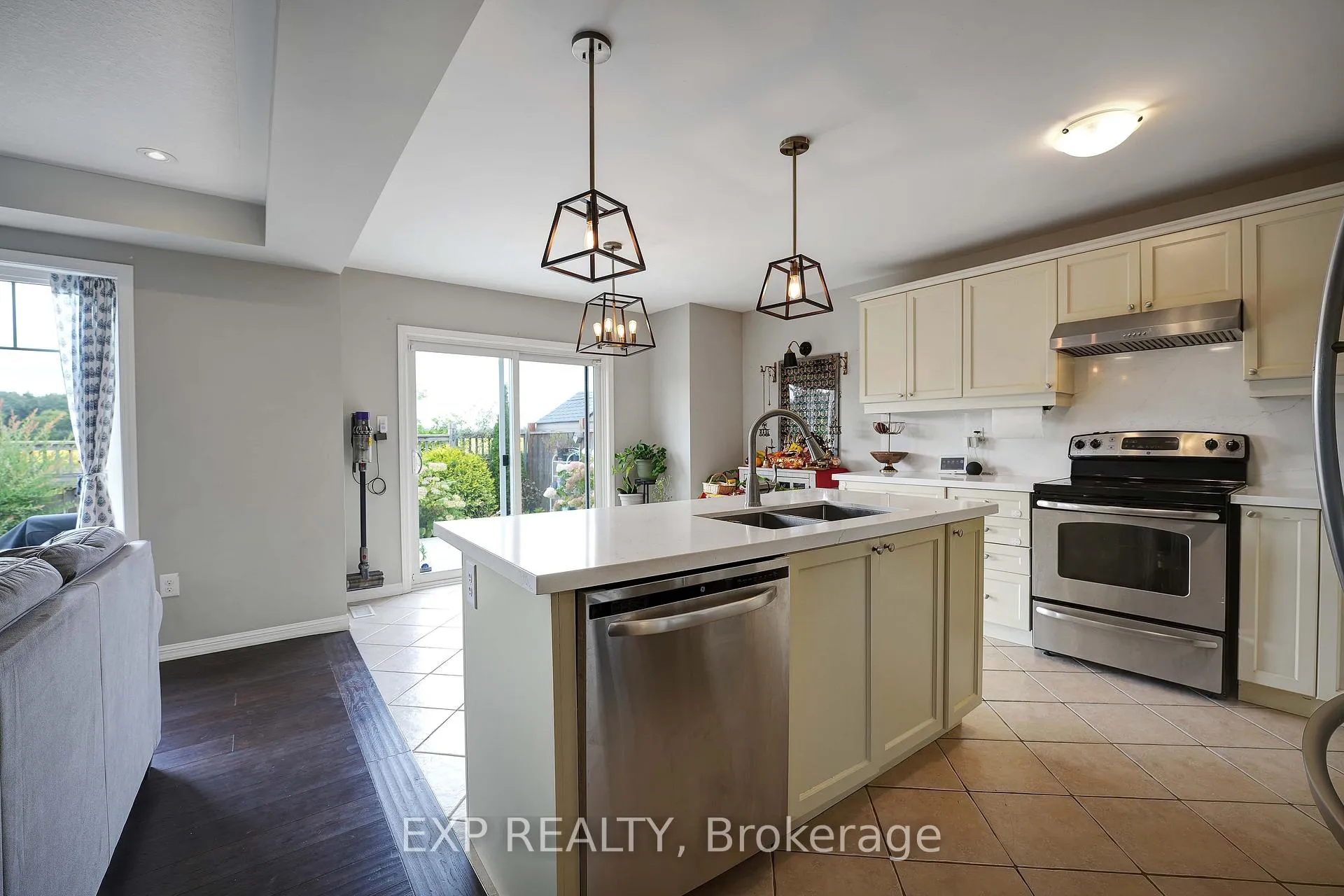 Photo 12 of 27 Beattie Crescent, Cambridge — HOMEH
