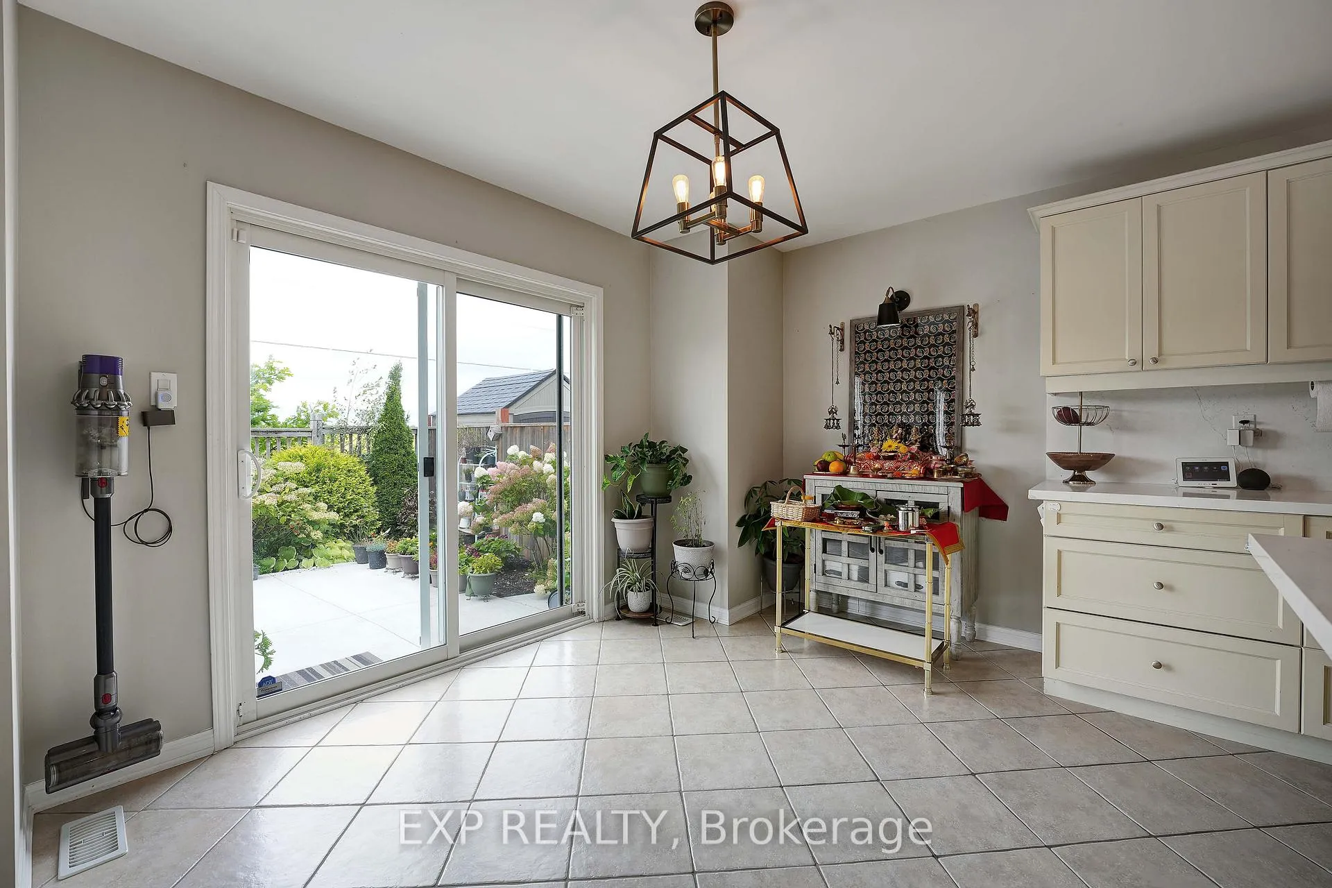 Photo 13 of 27 Beattie Crescent, Cambridge — HOMEH