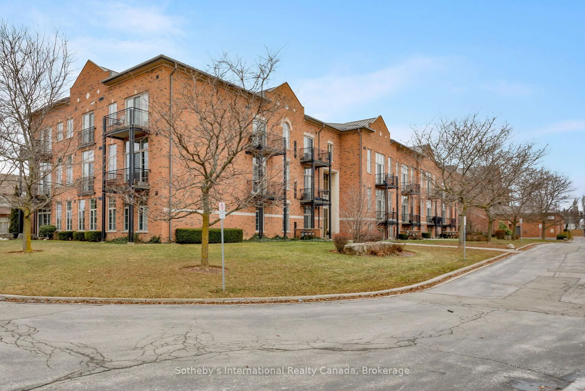 Front of Unit 219, 262 Dundas Street E