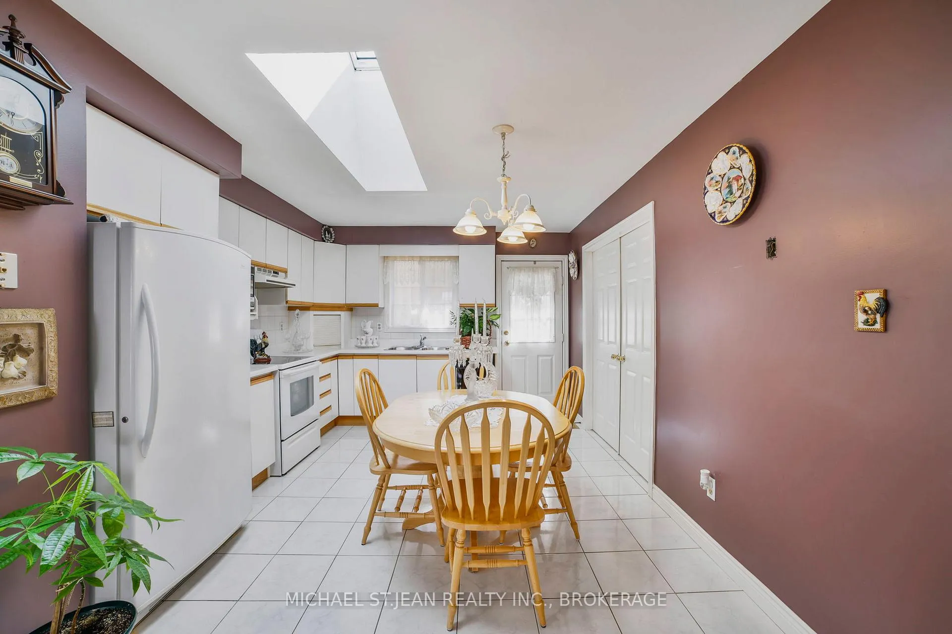 Photo 13 of 576 Stone Church Road E, Hamilton, Butler — HOMEH