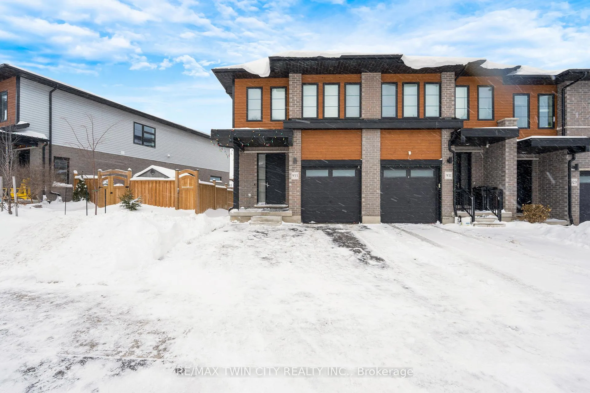 Photo 2 of 933 Robert Ferrie Drive, Kitchener — HOMEH