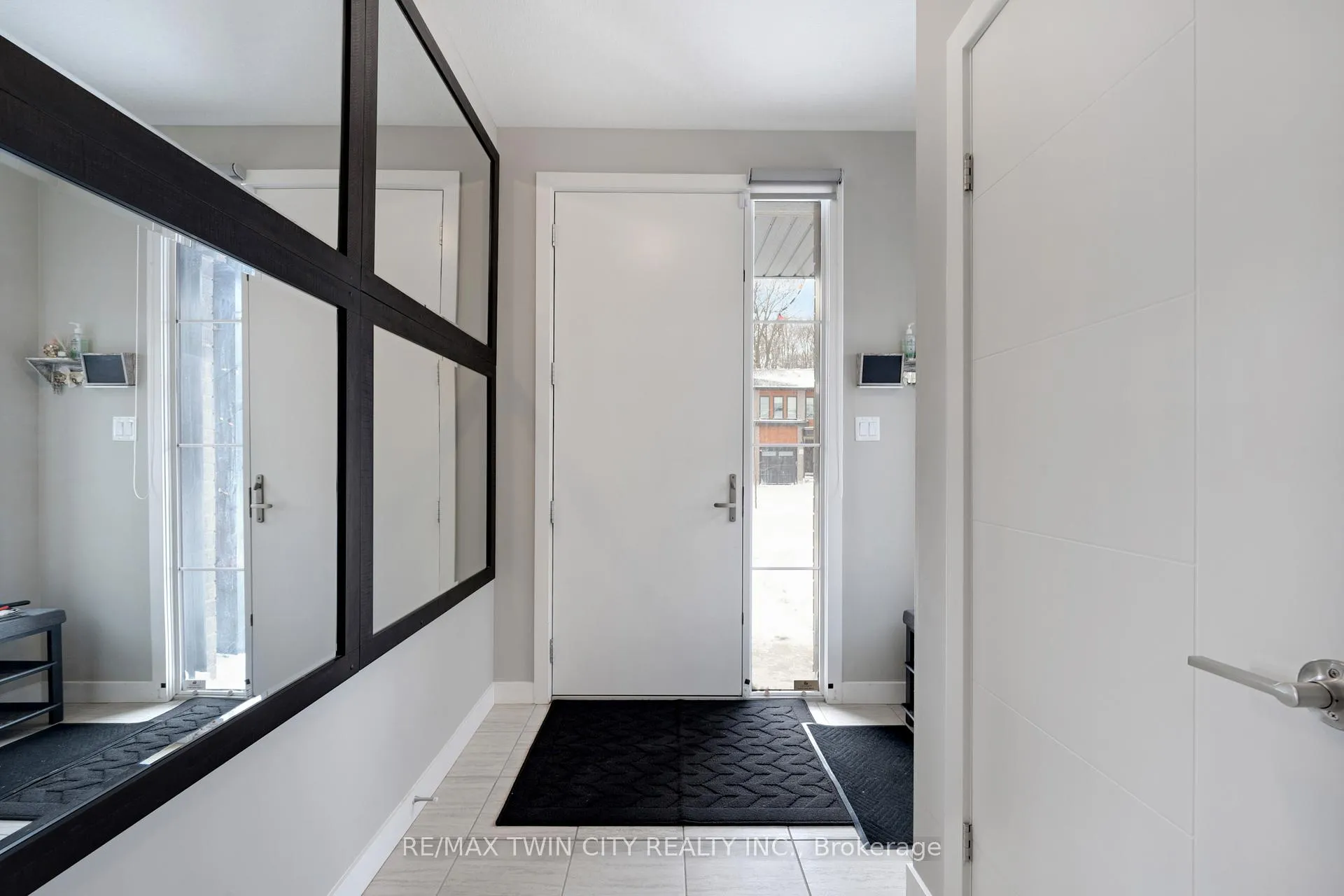 Photo 3 of 933 Robert Ferrie Drive, Kitchener — HOMEH