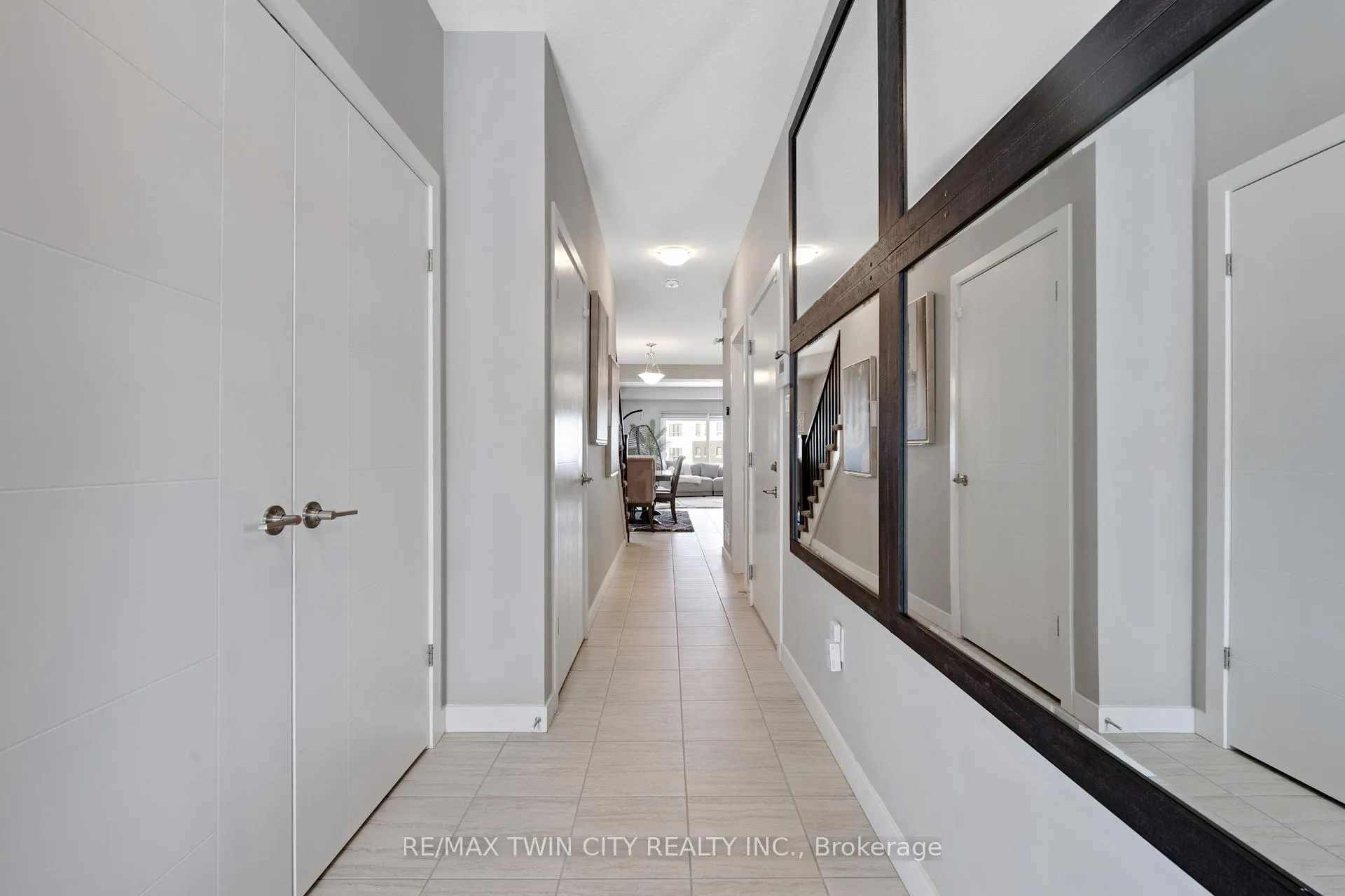 Photo 4 of 933 Robert Ferrie Drive, Kitchener — HOMEH