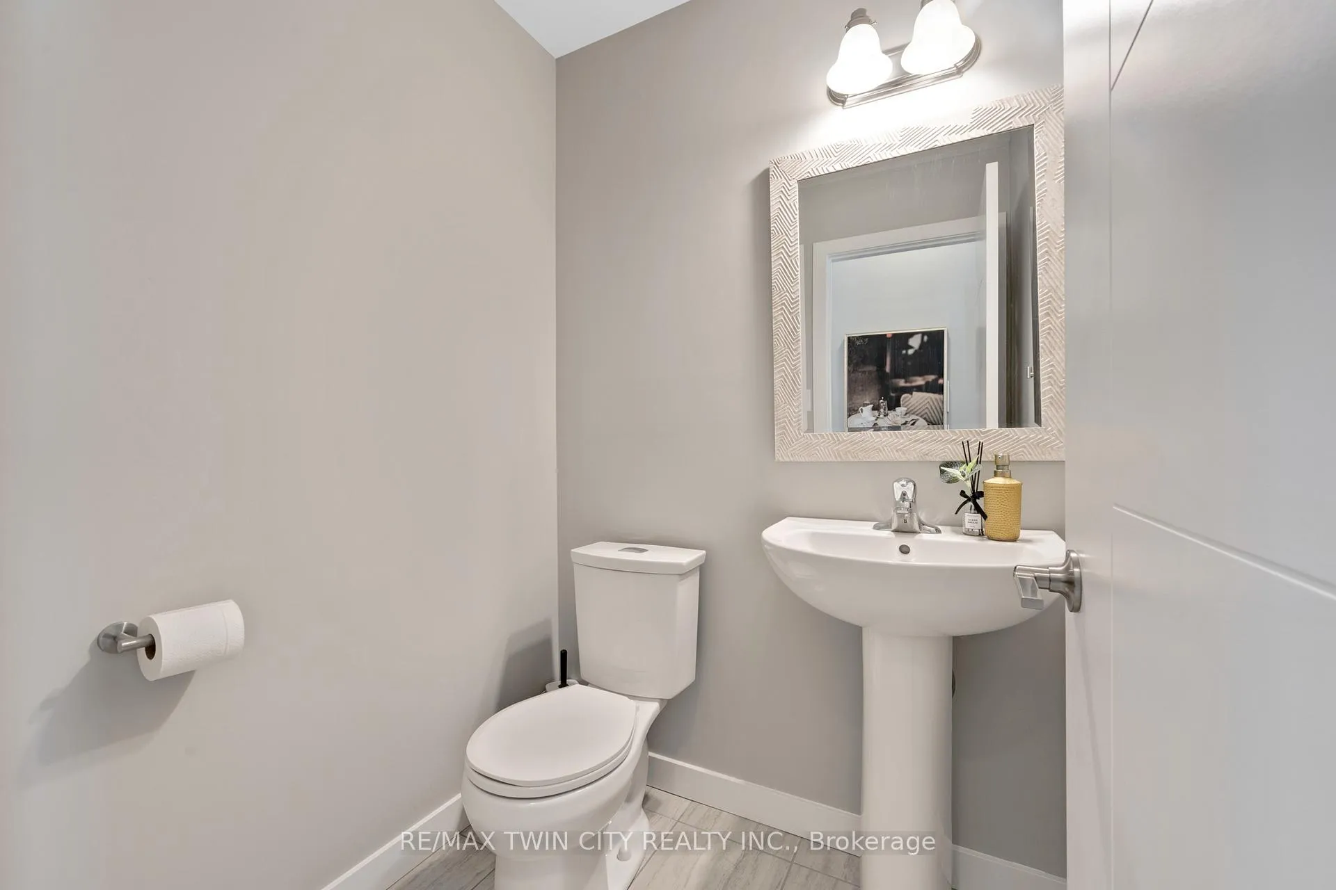 Photo 6 of 933 Robert Ferrie Drive, Kitchener — HOMEH