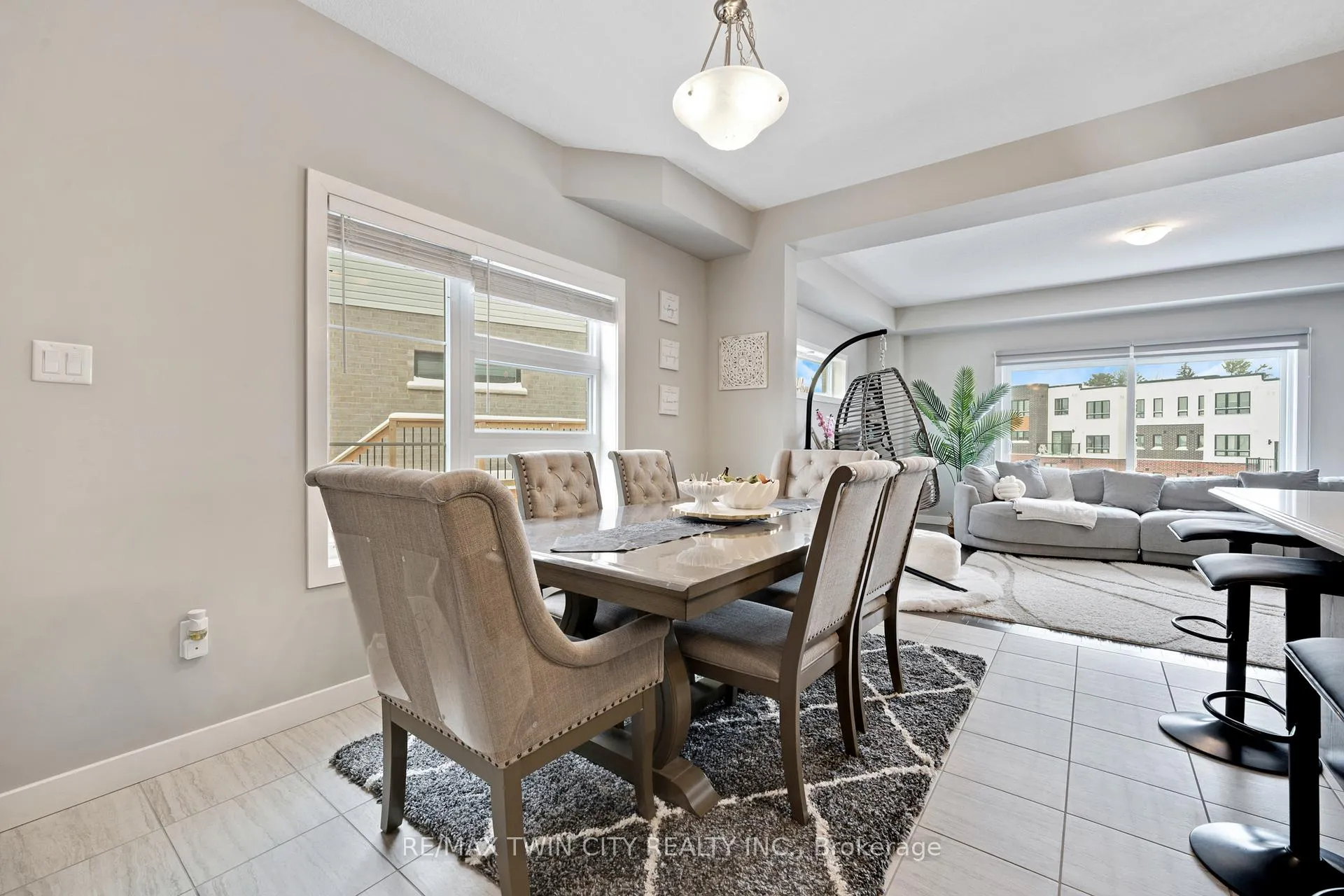 Photo 7 of 933 Robert Ferrie Drive, Kitchener — HOMEH