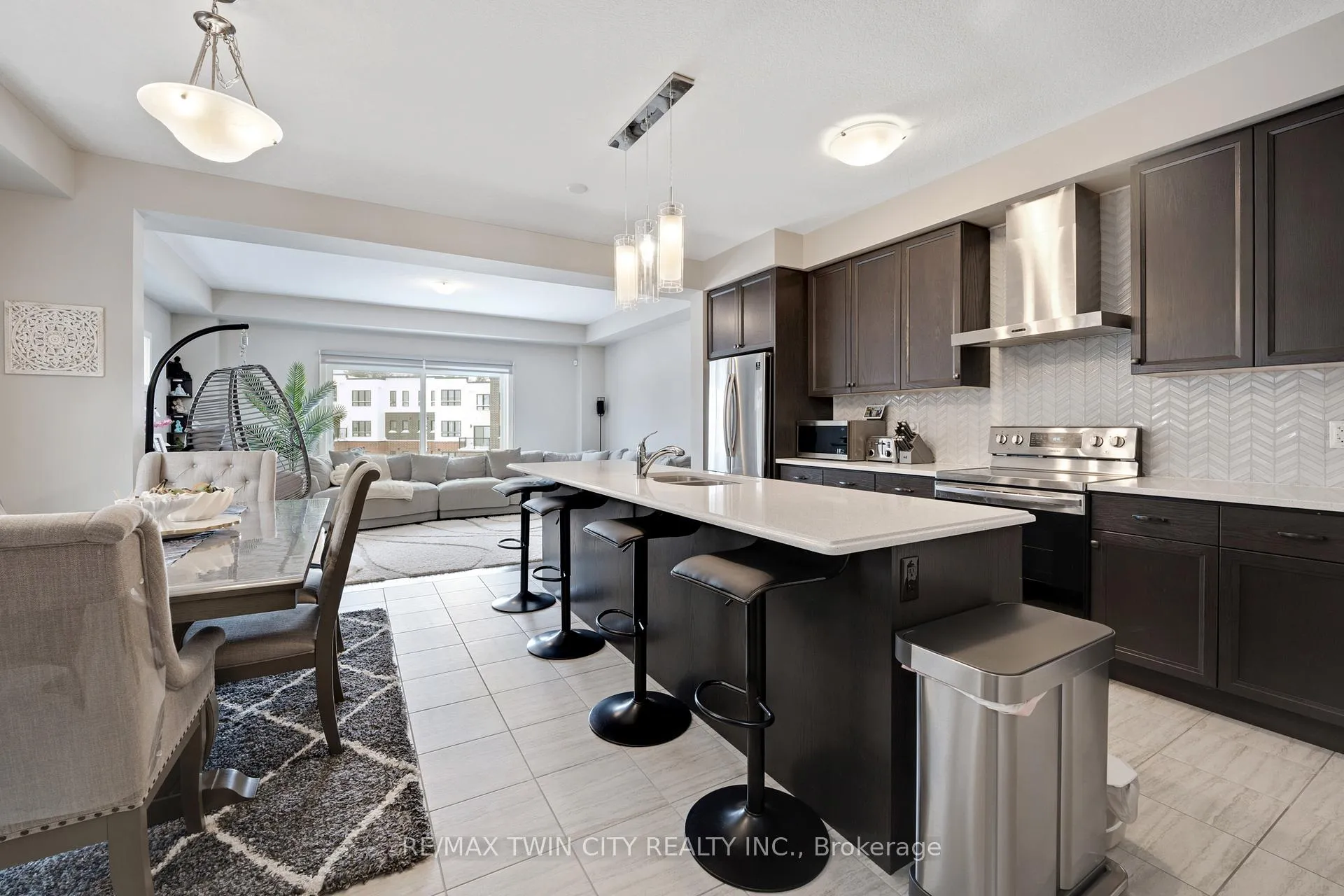 Photo 8 of 933 Robert Ferrie Drive, Kitchener — HOMEH