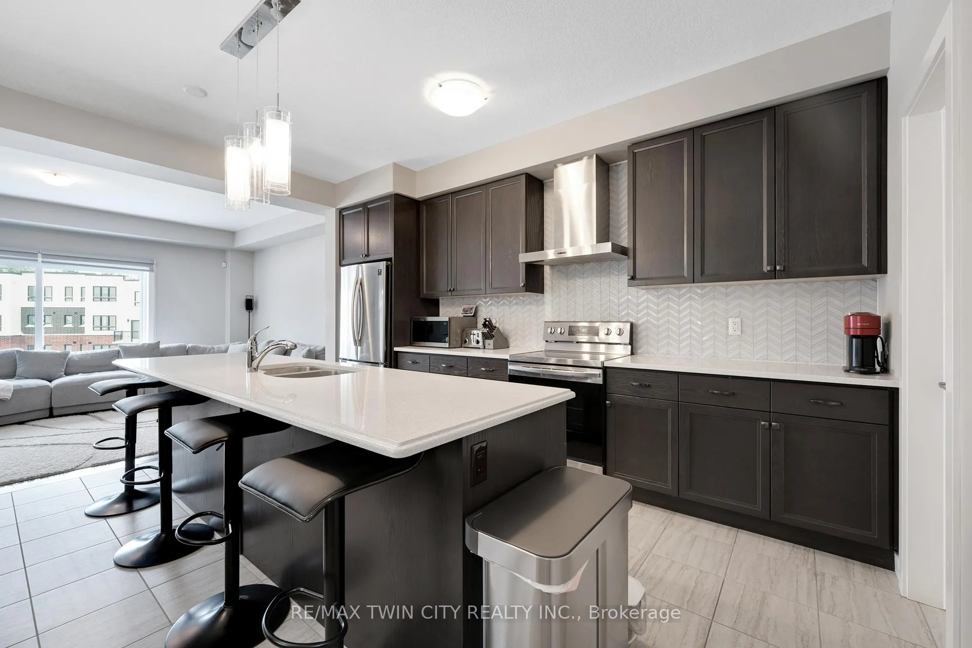 Photo 9 of 933 Robert Ferrie Drive, Kitchener — HOMEH