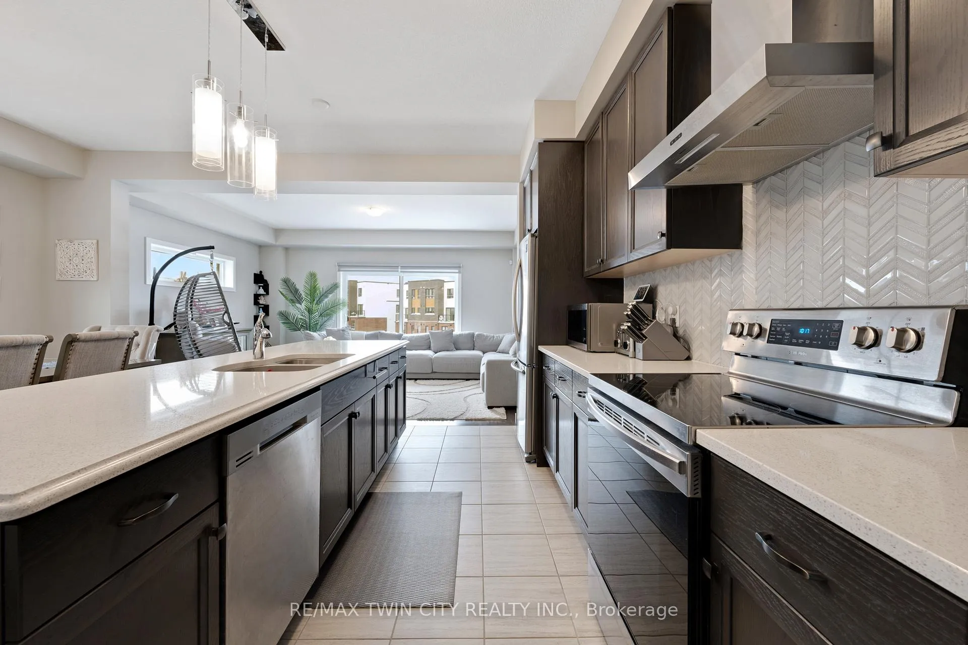 Photo 10 of 933 Robert Ferrie Drive, Kitchener — HOMEH