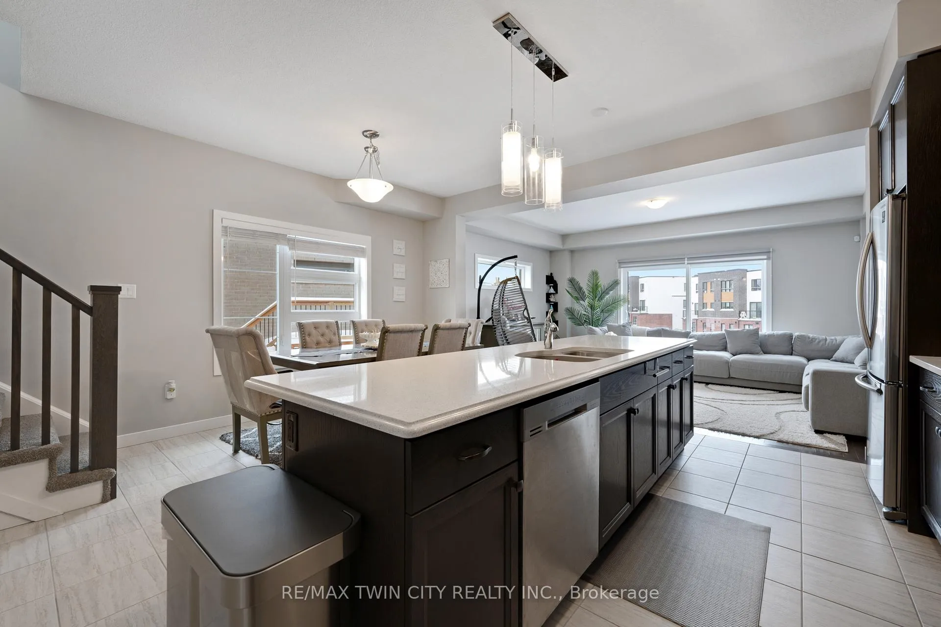 Photo 11 of 933 Robert Ferrie Drive, Kitchener — HOMEH