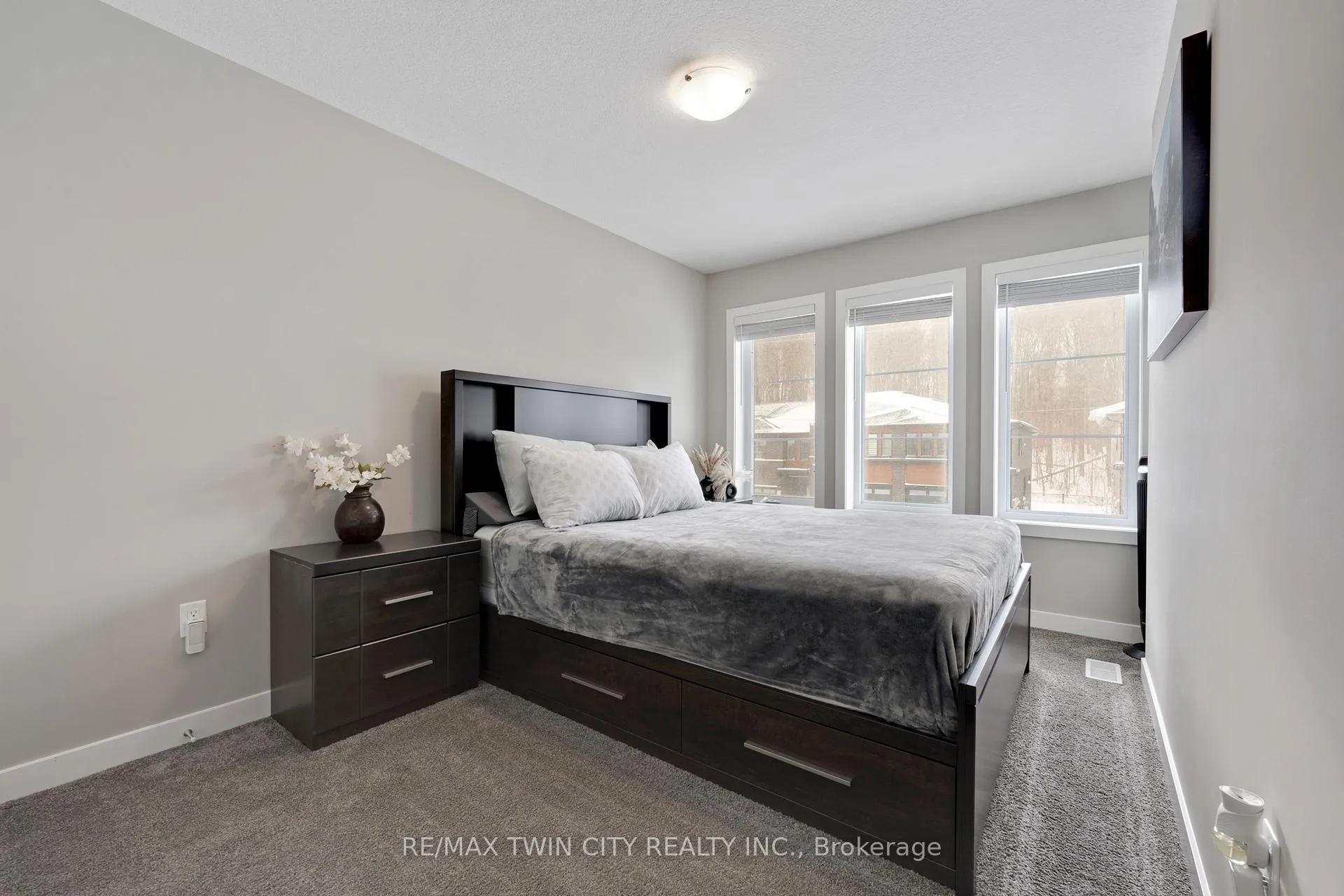 Photo 19 of 933 Robert Ferrie Drive, Kitchener — HOMEH