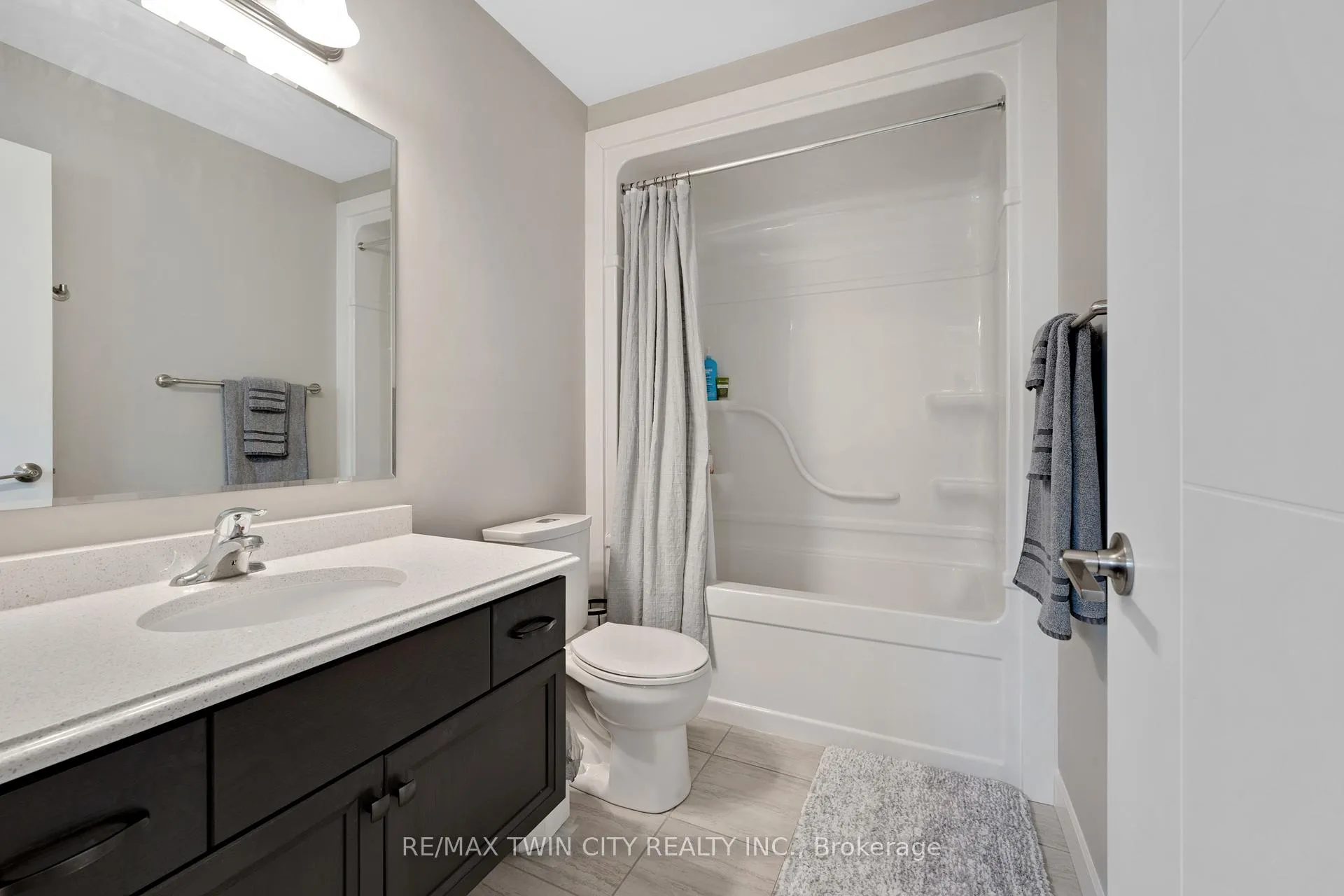 Photo 20 of 933 Robert Ferrie Drive, Kitchener — HOMEH