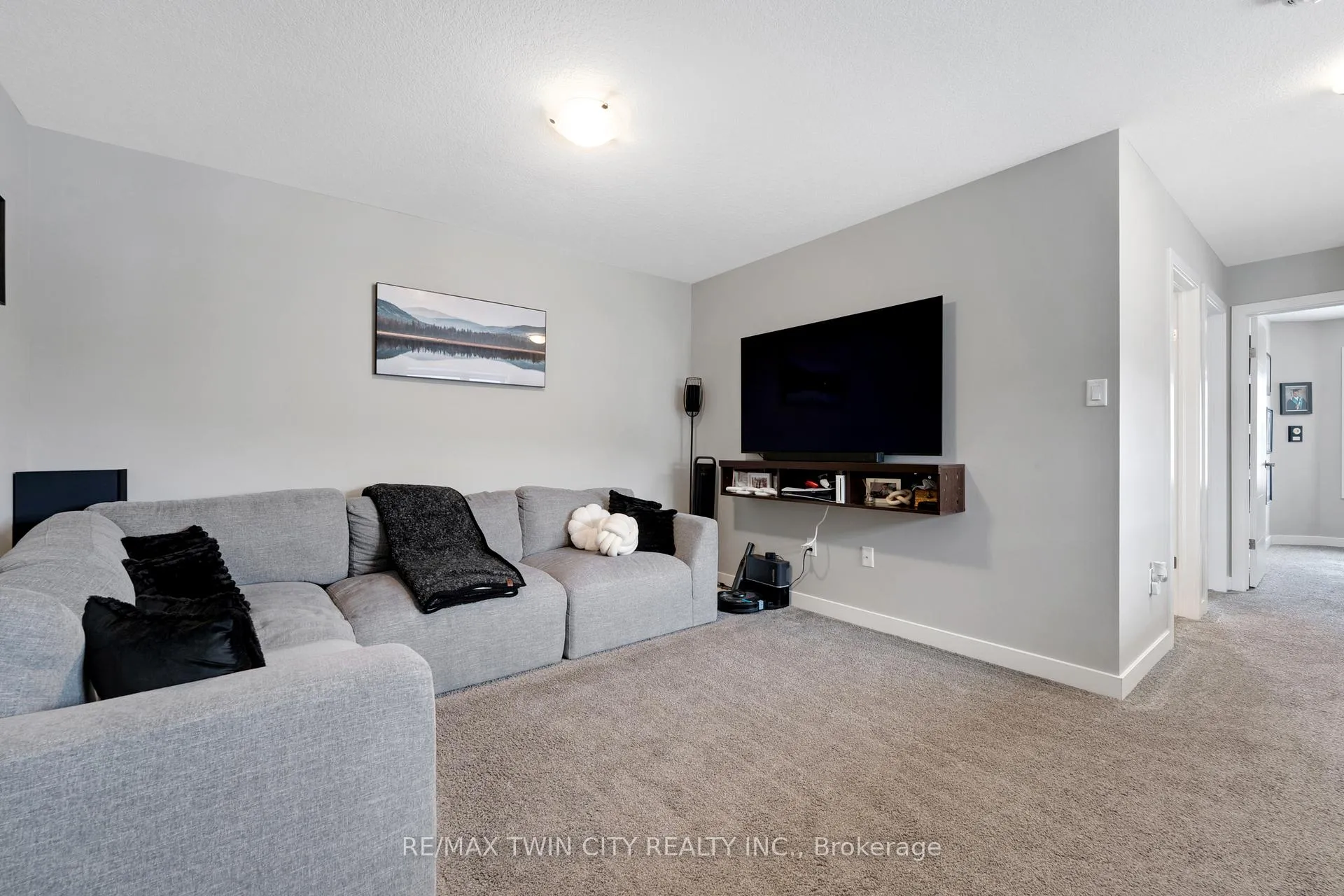 Photo 21 of 933 Robert Ferrie Drive, Kitchener — HOMEH