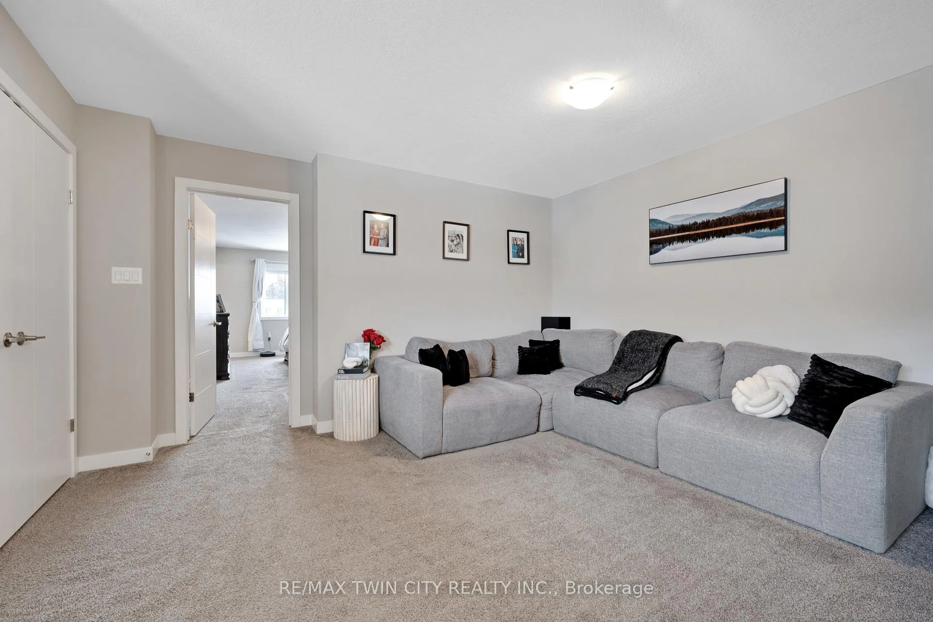 Photo 22 of 933 Robert Ferrie Drive, Kitchener — HOMEH