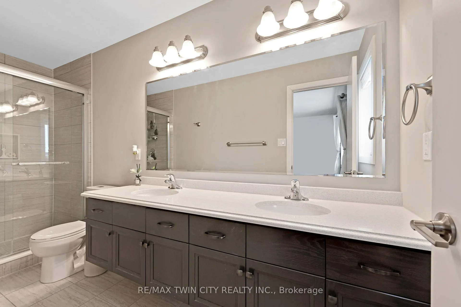 Photo 25 of 933 Robert Ferrie Drive, Kitchener — HOMEH