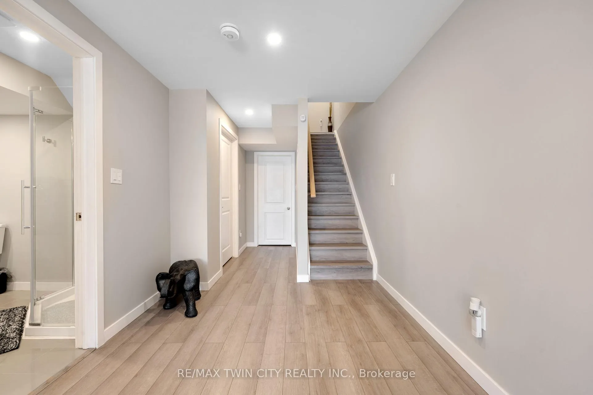 Photo 26 of 933 Robert Ferrie Drive, Kitchener — HOMEH