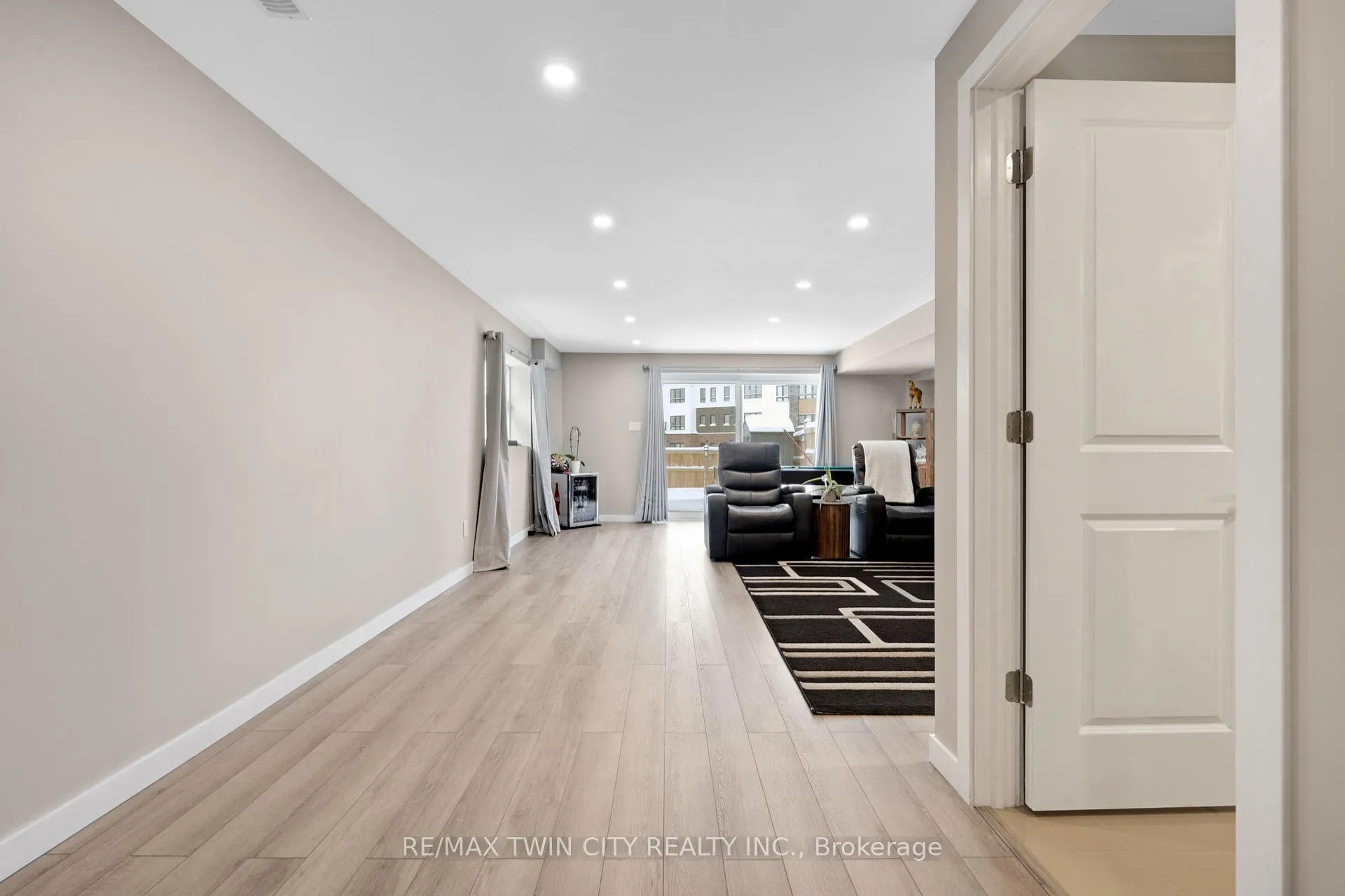 Photo 27 of 933 Robert Ferrie Drive, Kitchener — HOMEH