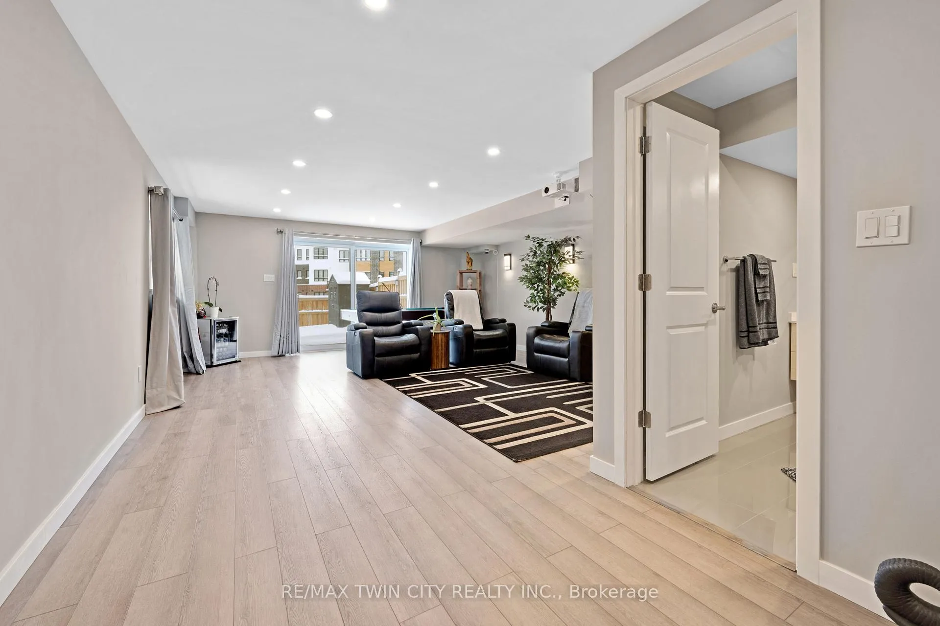 Photo 29 of 933 Robert Ferrie Drive, Kitchener — HOMEH