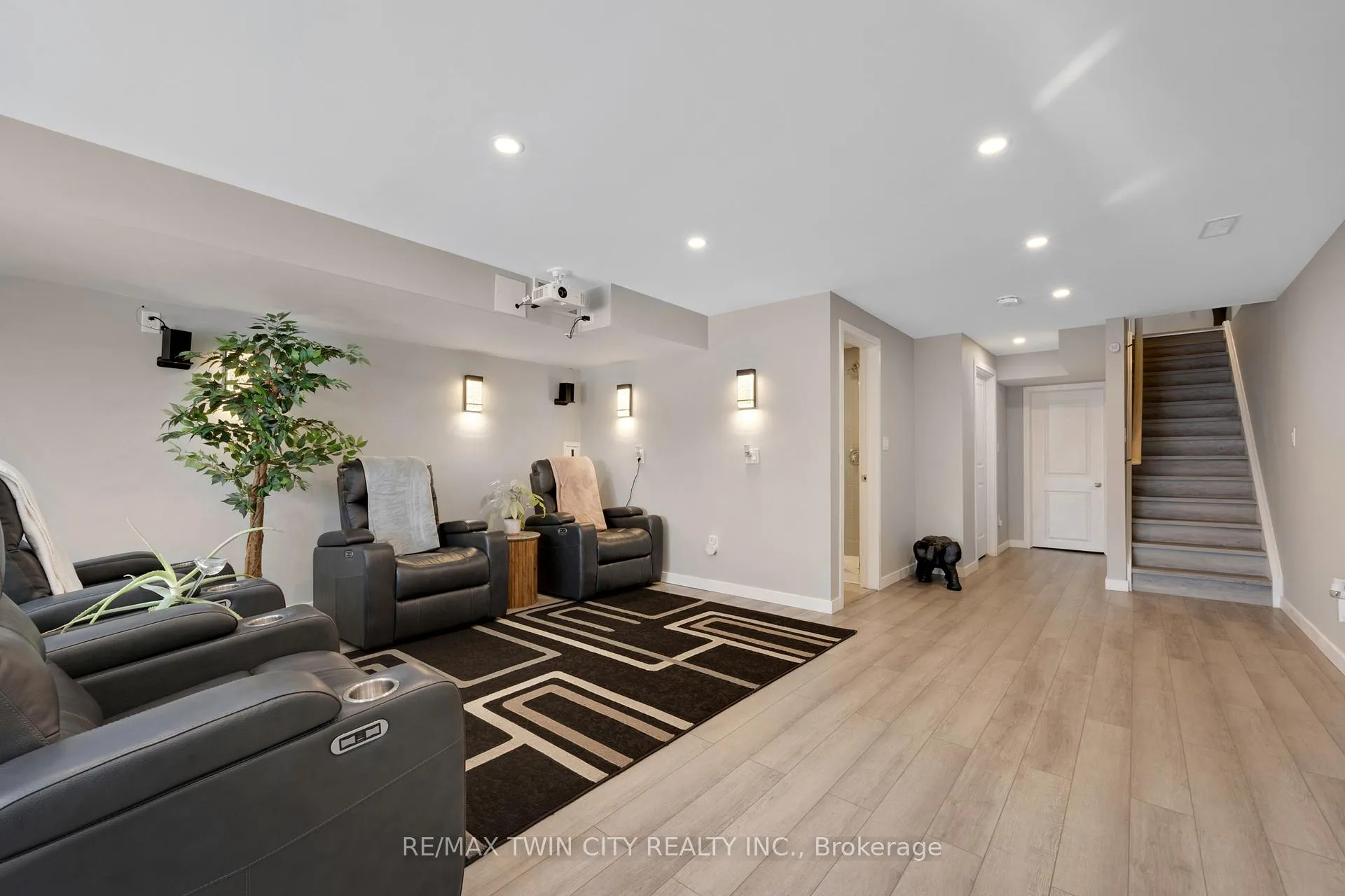 Photo 31 of 933 Robert Ferrie Drive, Kitchener — HOMEH