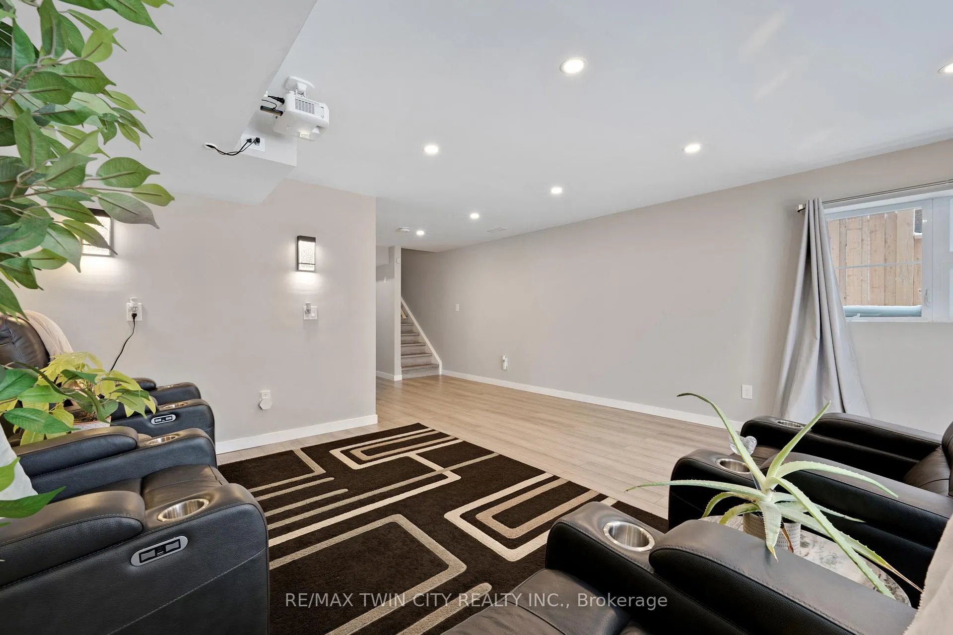 Photo 32 of 933 Robert Ferrie Drive, Kitchener — HOMEH
