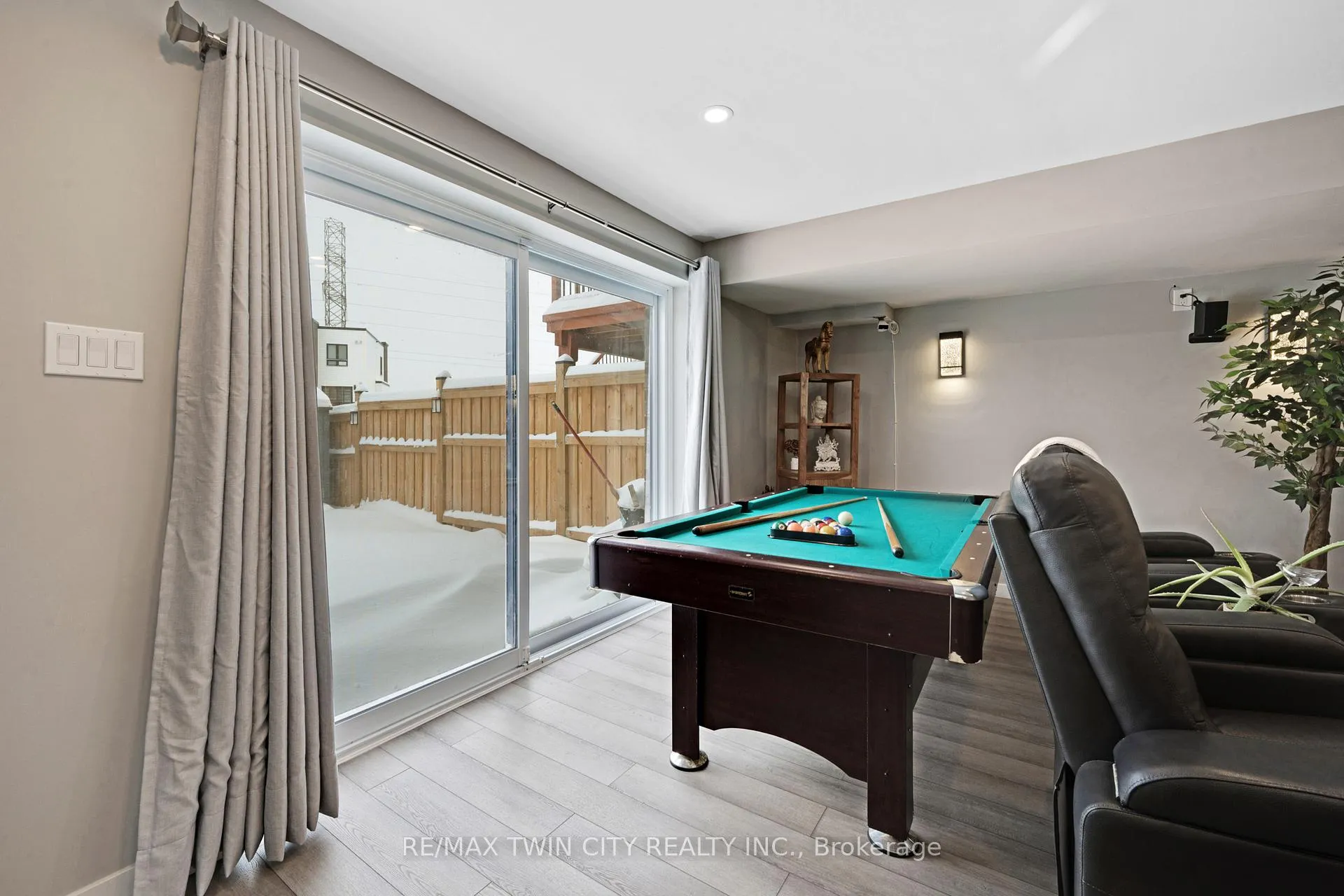 Photo 33 of 933 Robert Ferrie Drive, Kitchener — HOMEH