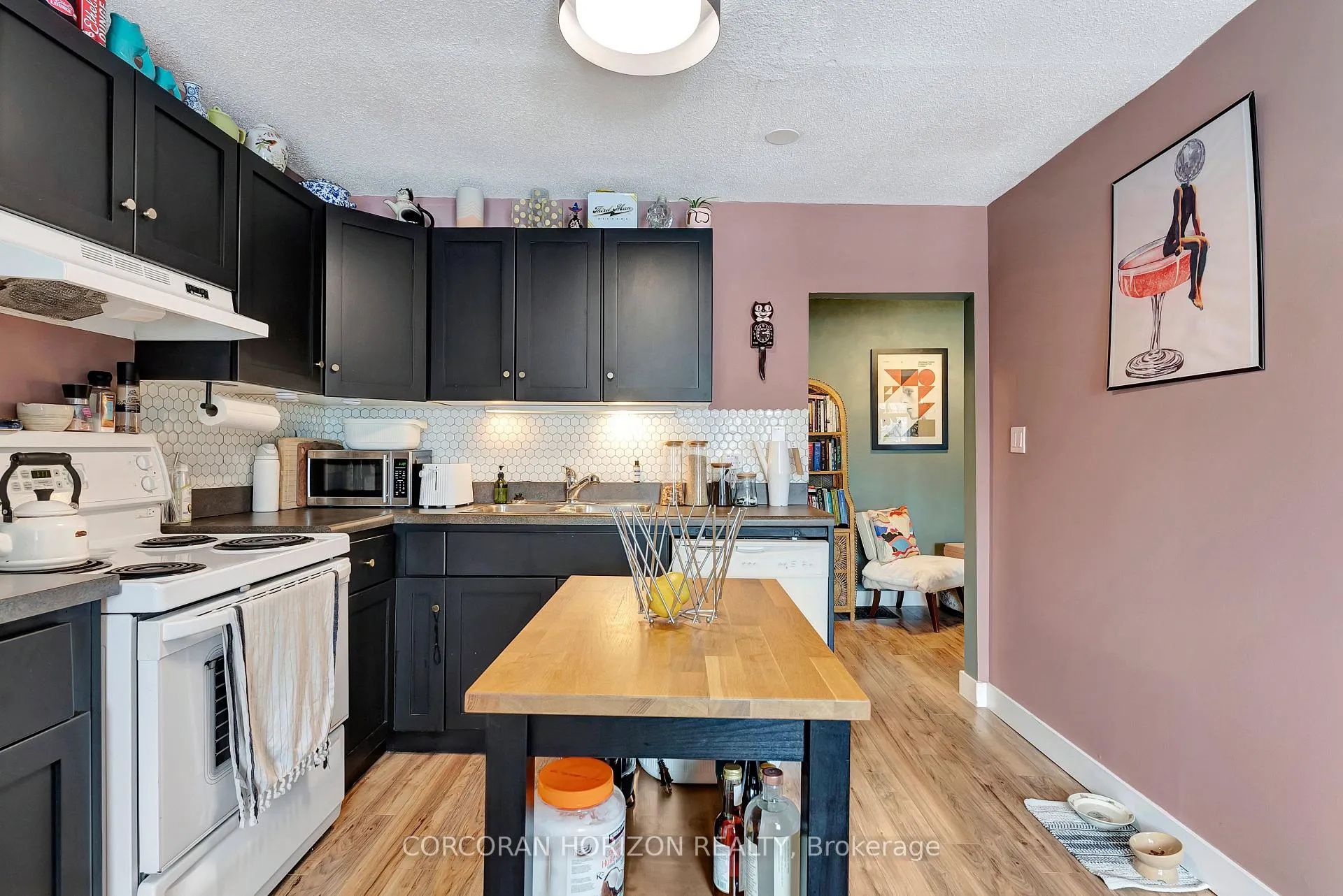 Photo 31 of 976 King Street W, Kitchener — HOMEH