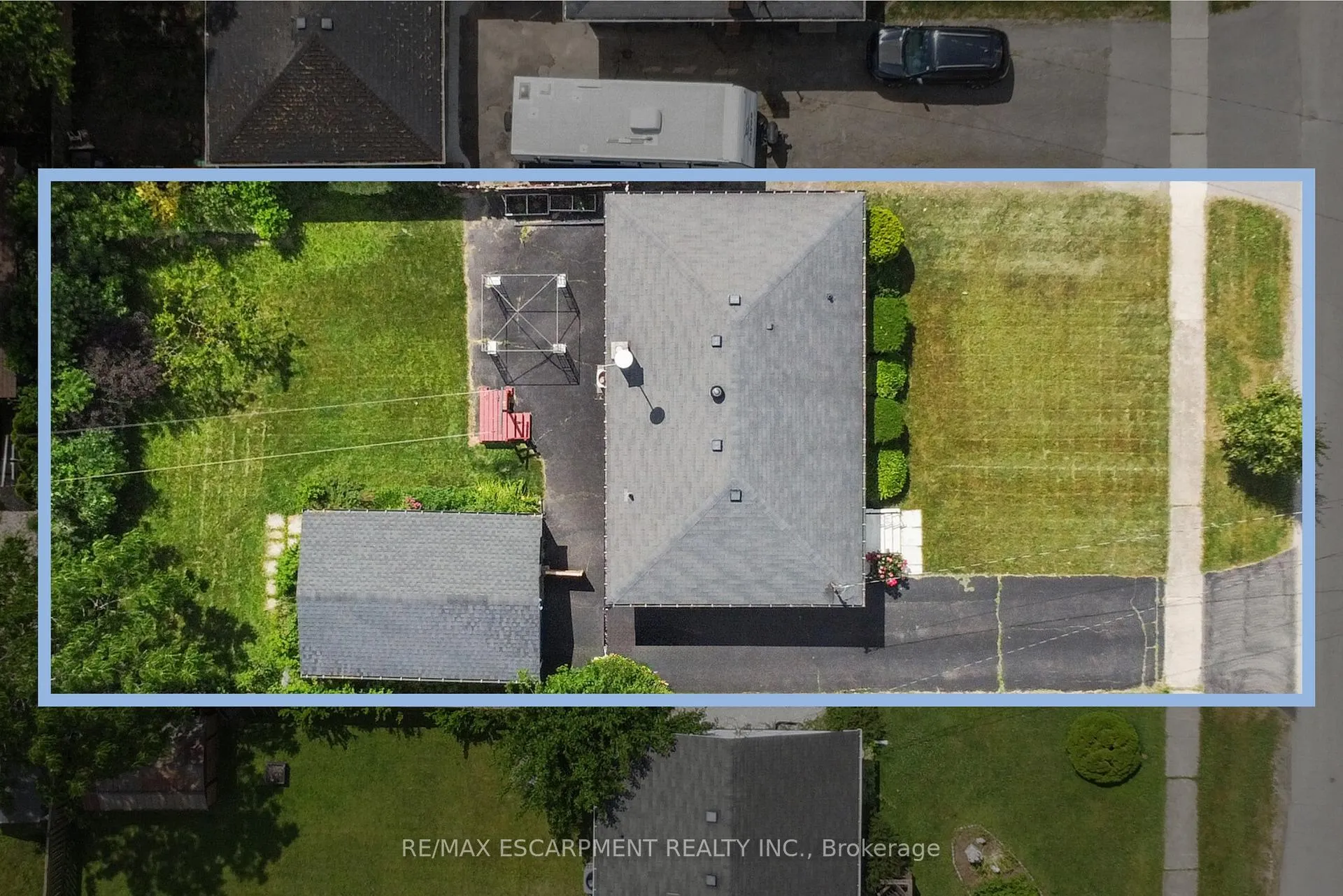 Photo 3 of 46 Burness Drive, St. Catharines, Secord Woods — HOMEH