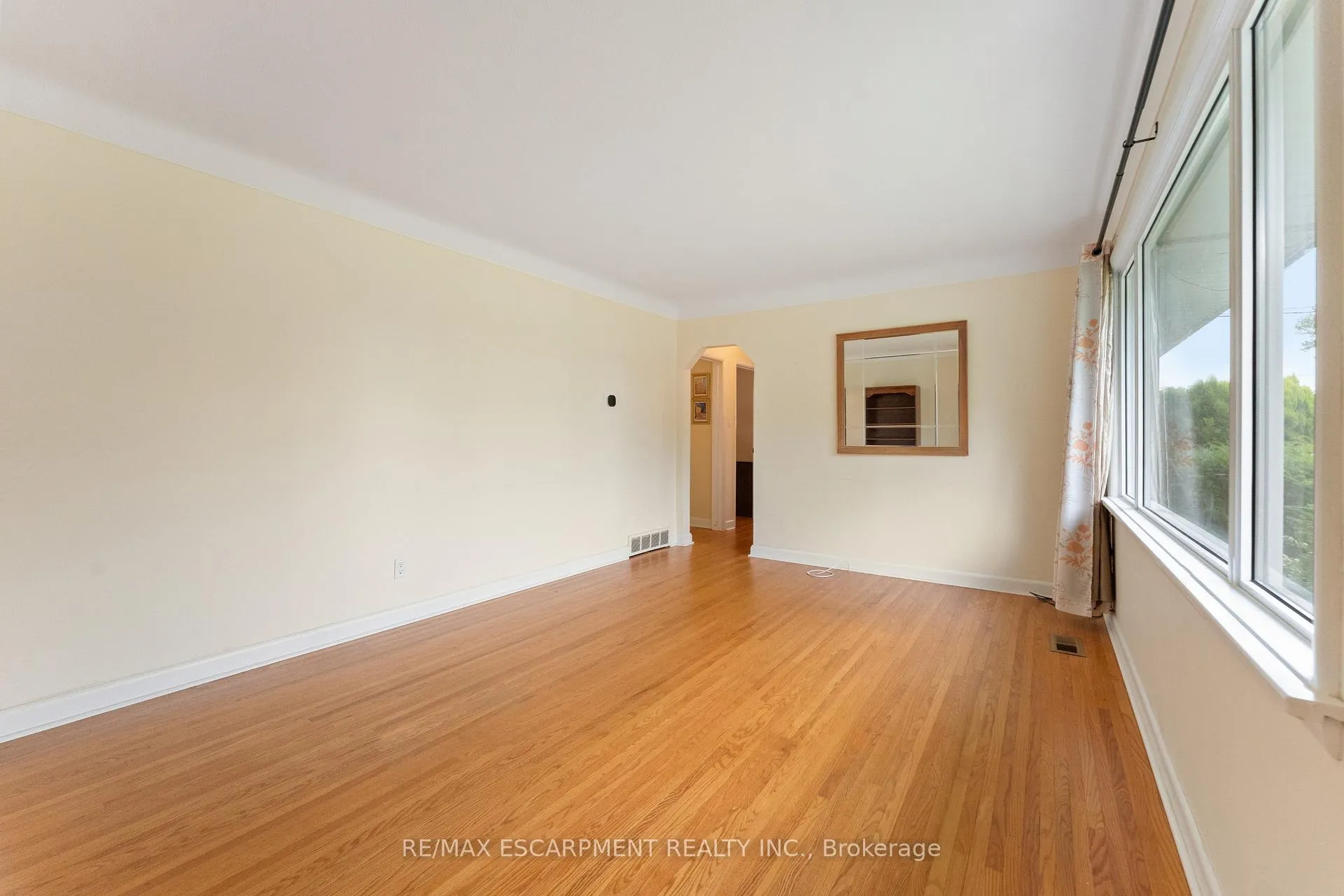 Photo 7 of 46 Burness Drive, St. Catharines, Secord Woods — HOMEH
