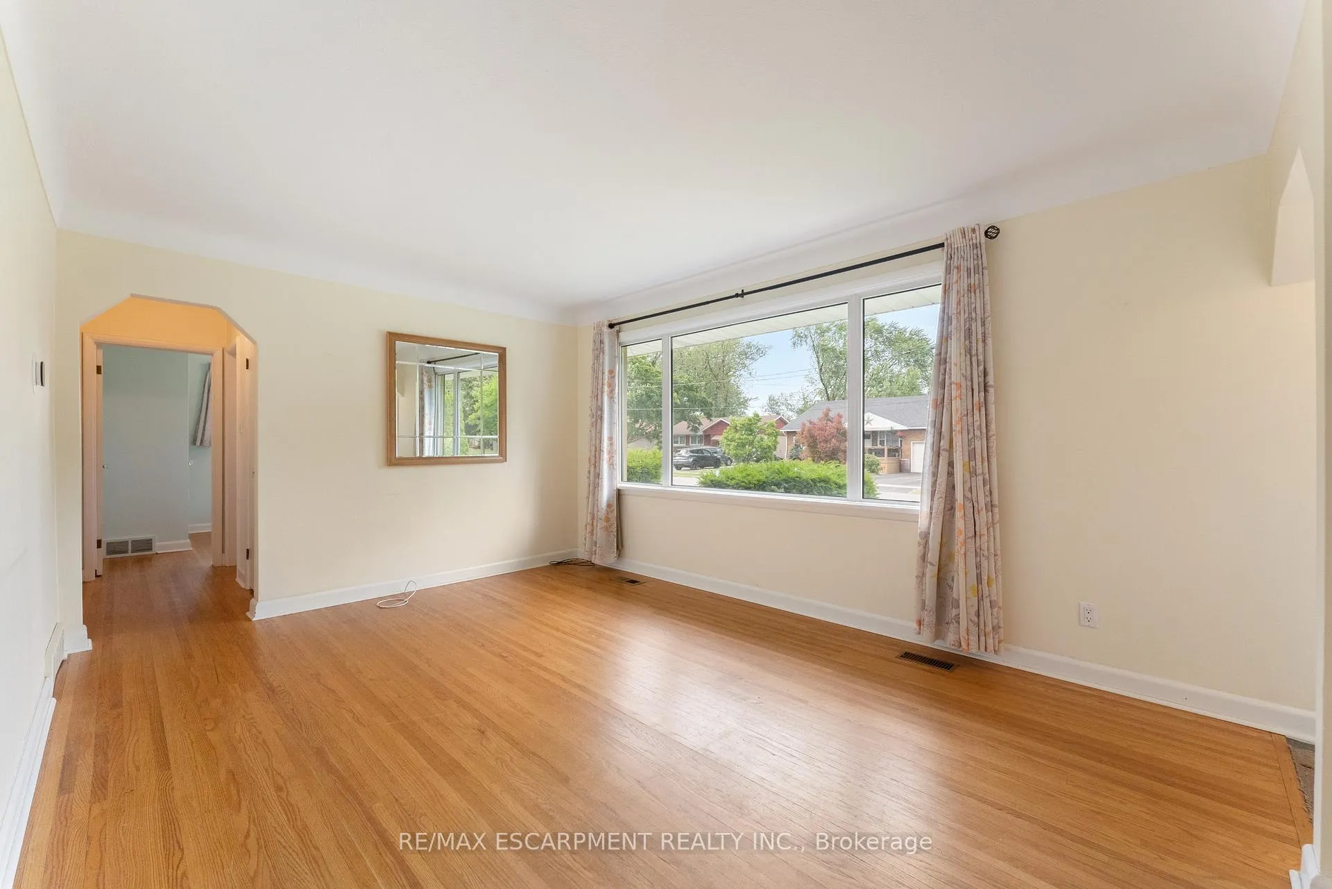 Photo 8 of 46 Burness Drive, St. Catharines, Secord Woods — HOMEH