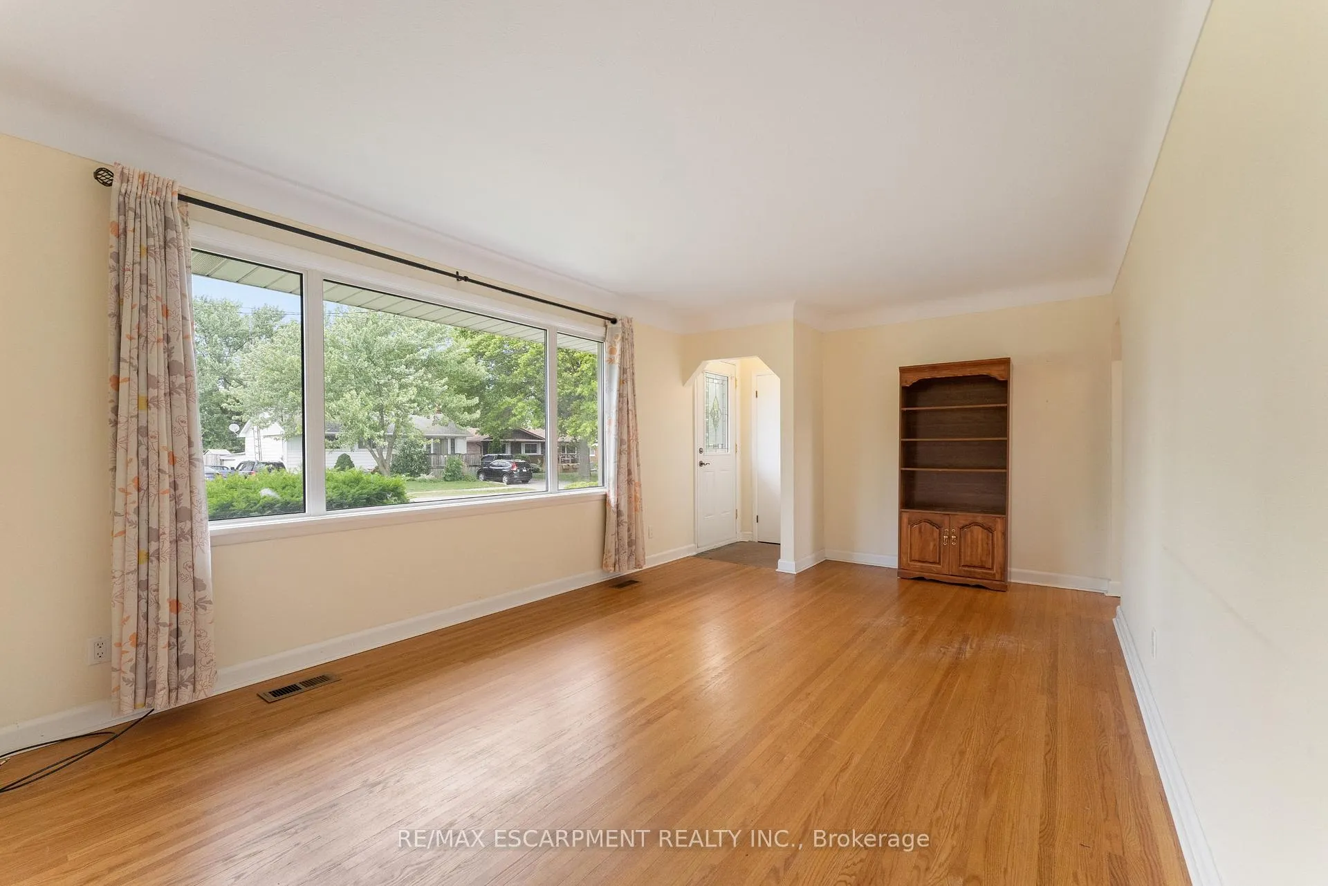 Photo 9 of 46 Burness Drive, St. Catharines, Secord Woods — HOMEH