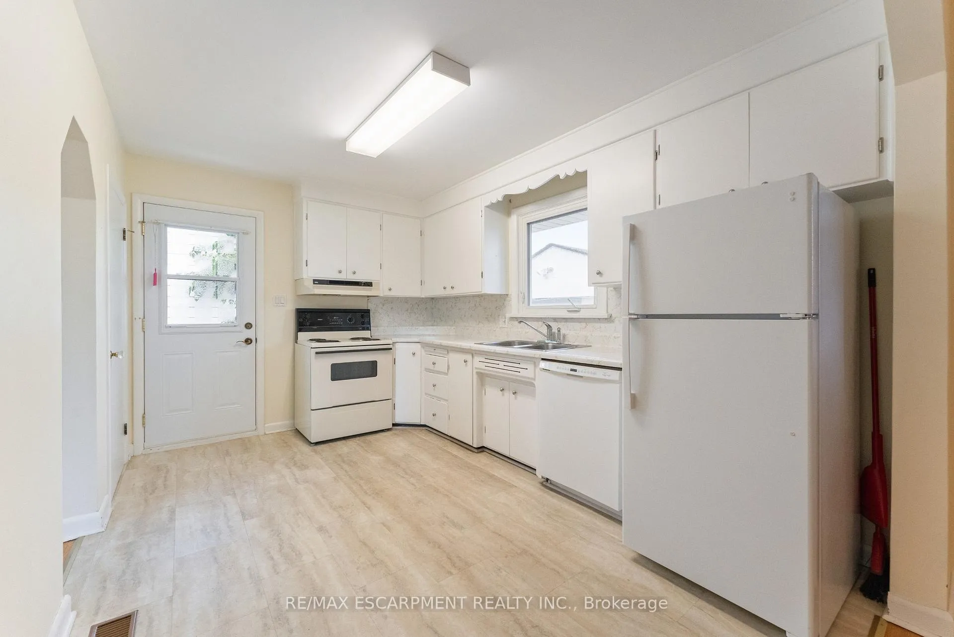 Photo 13 of 46 Burness Drive, St. Catharines, Secord Woods — HOMEH